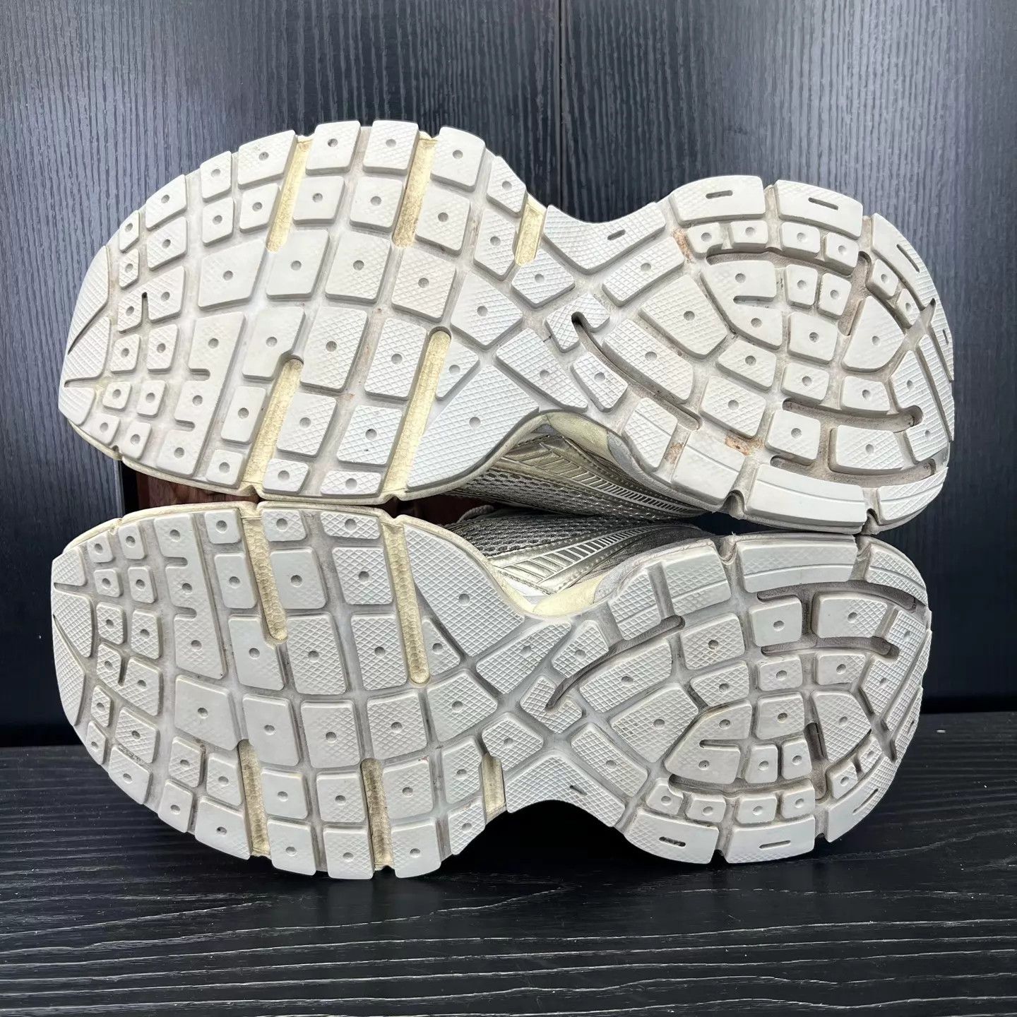 Balenciaga Balenciaga 3XL Size 43 Light Beige Like New Size US 10 / EU 43 - 7 Thumbnail