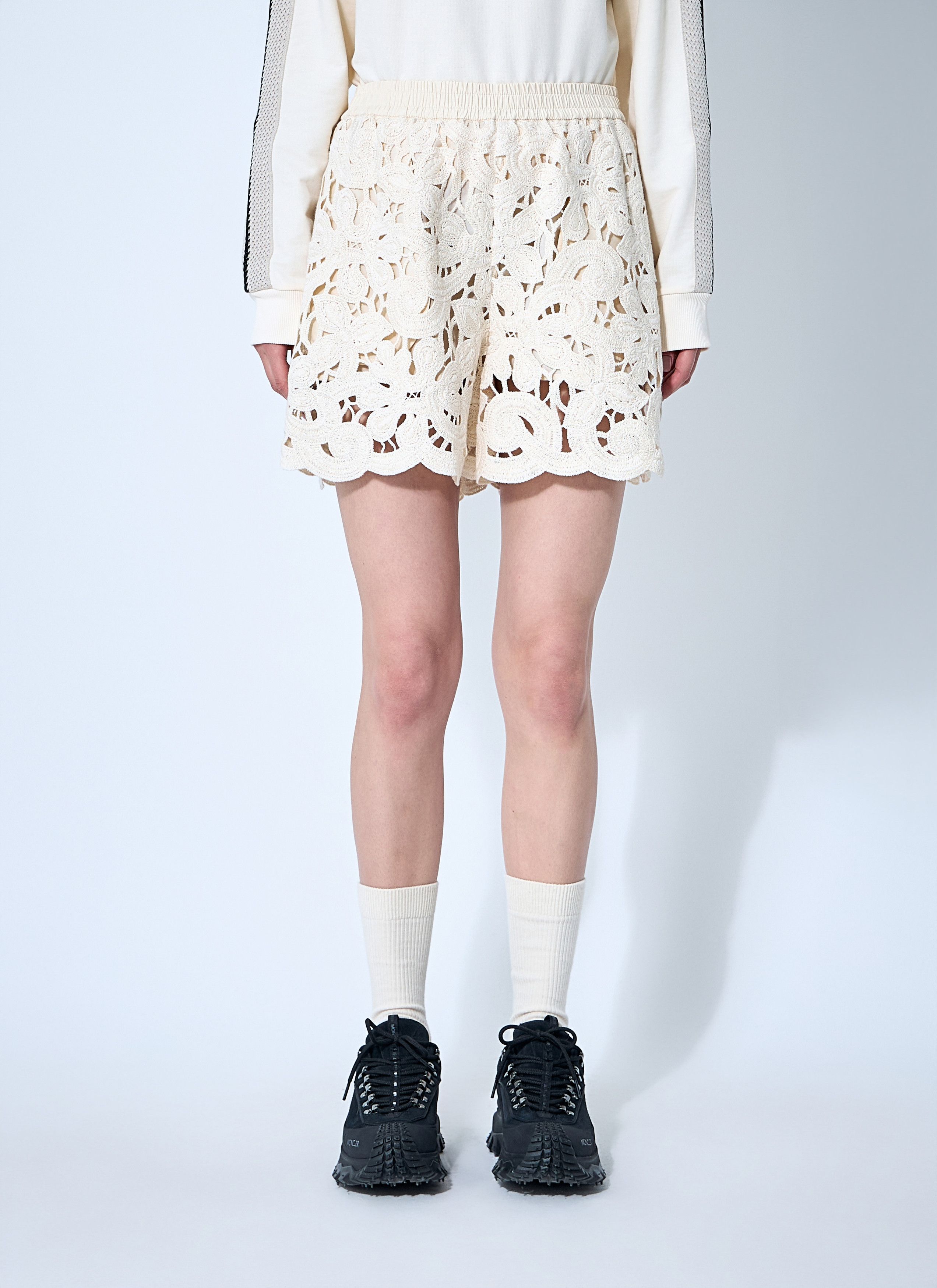 Moncler Embroidery Anglaise Shorts Size 28" / US 6 / IT 42 - 1 Thumbnail