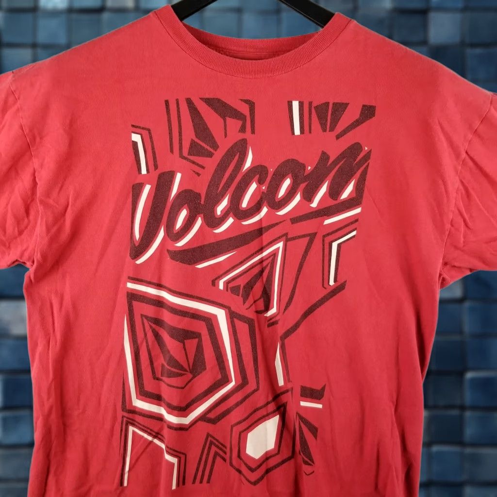 Volcom VINTAGE Volcom Shirt Men XL Red 90s Graphic Print Skate Surf T-Shirt Volcom Stone Skate Mens XL Red Graphic Print Size US XL / EU 56 / 4 - 1 Thumbnail