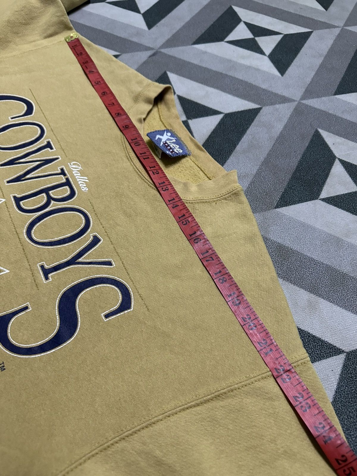 Lee vintage 1990s Lee Sport Dallas Cowboys NFL crew sweatshirt Size US M / EU 48-50 / 2 - 8 Thumbnail