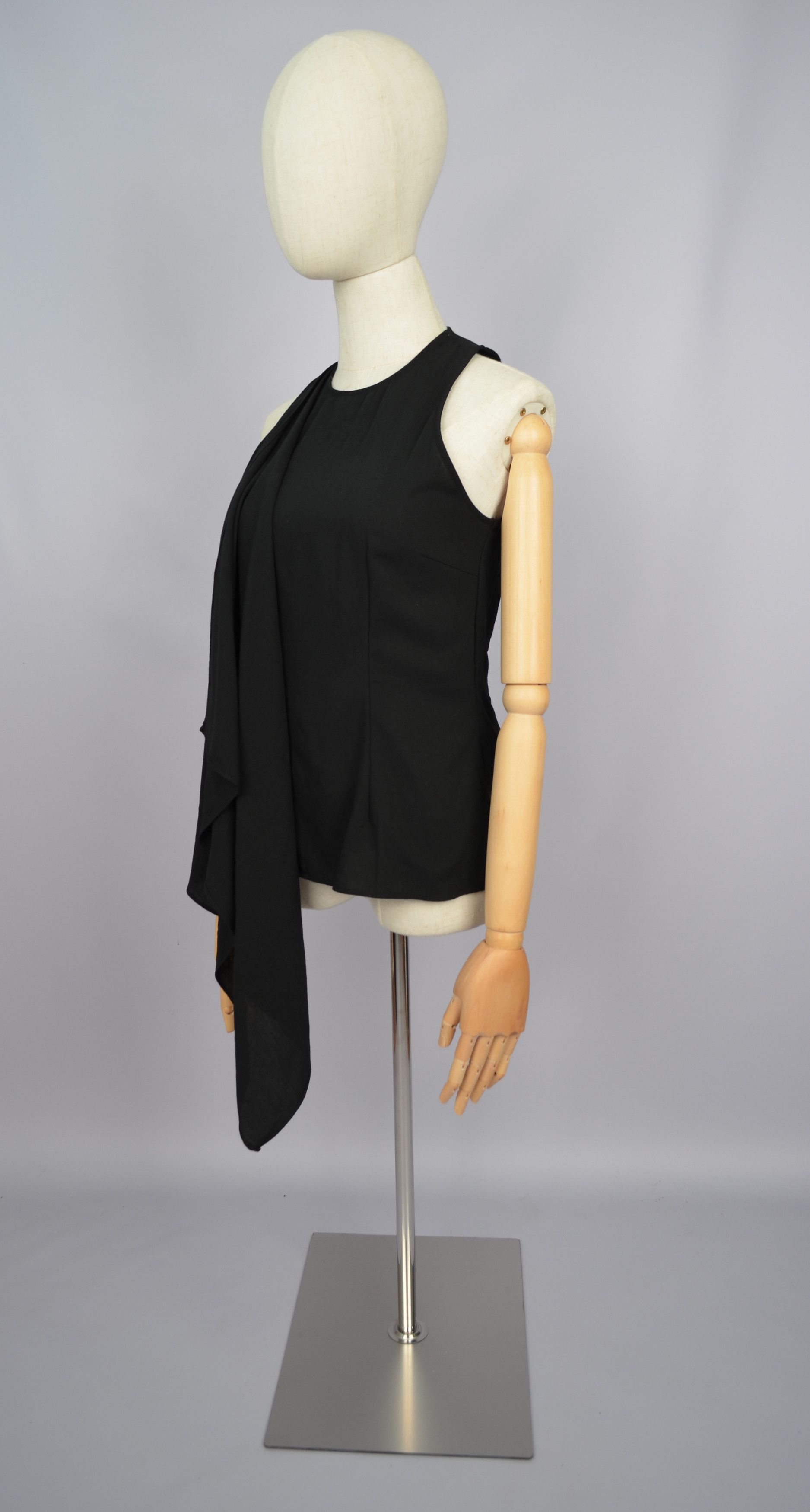 AMI × Designer AMI Wool Top Sans Manche Avec Volant Devant Top Ruffle Size S / US 4 / IT 40 - 5 Thumbnail