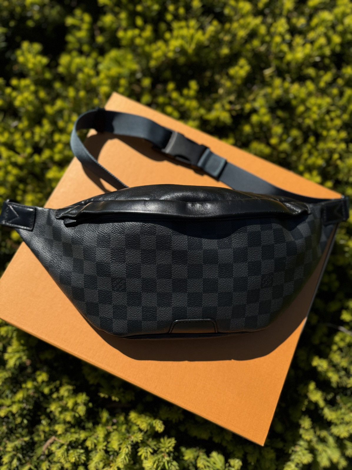 Louis Vuitton Louis Vuitton Navy Blue Discovery Belt Bag/ Cross Over 🧼 Size ONE SIZE - 1 Thumbnail
