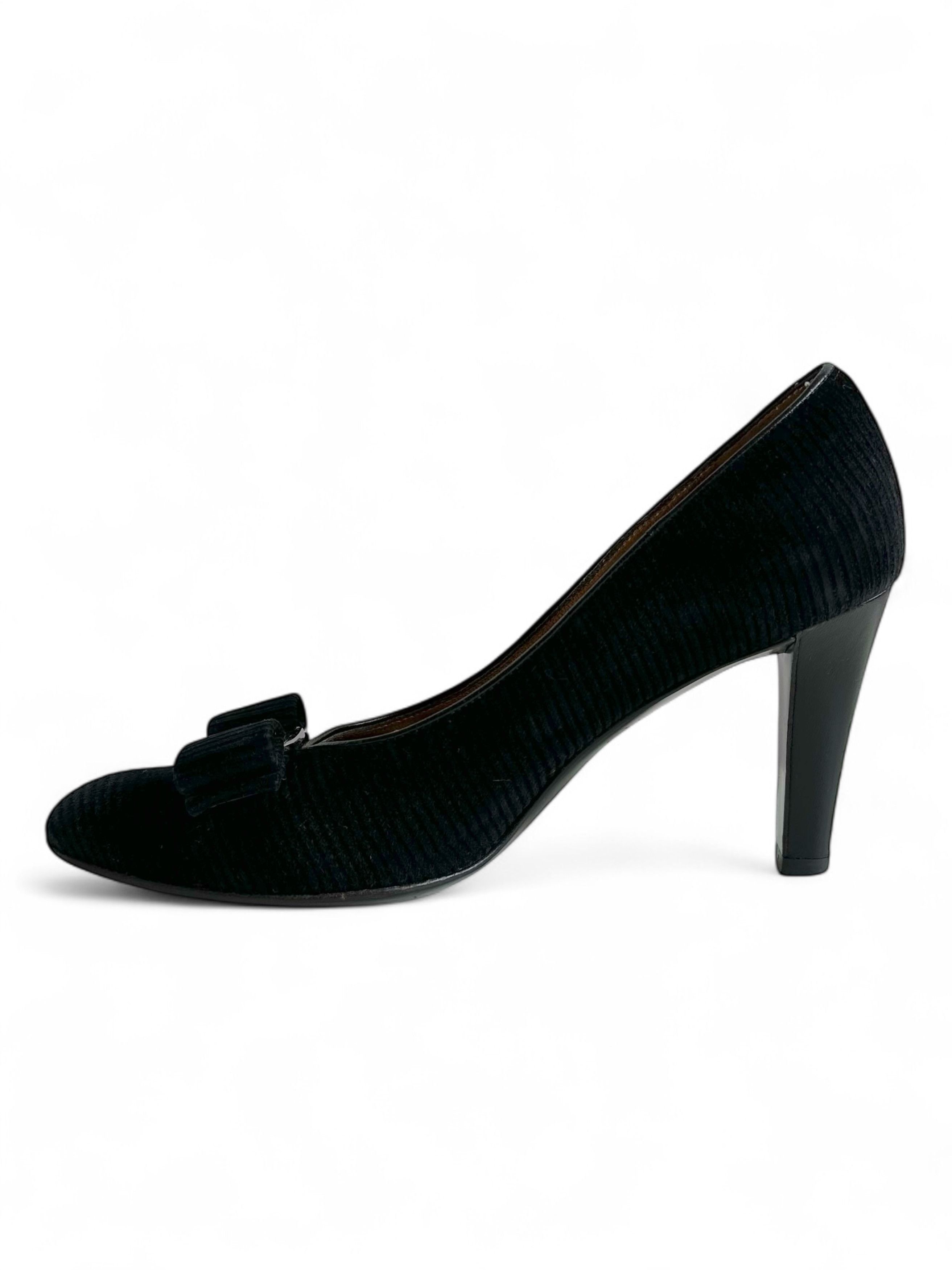 Salvatore Ferragamo Salvatore Ferragamo Black Suede Bow Pumps Heels Size US 5.5 / IT 35.5 - 4 Thumbnail