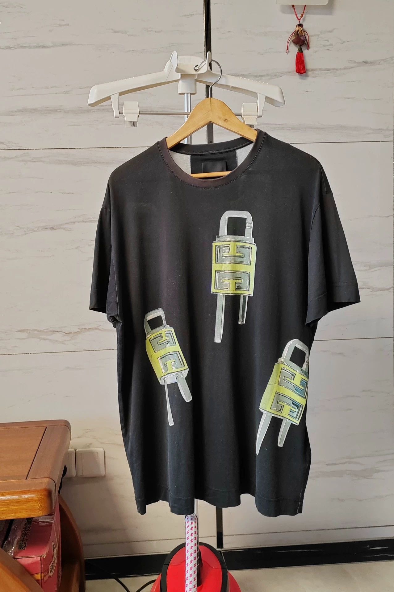 Givenchy Givenchy men's black padlock crew short-sleeve tee M Size US M / EU 48-50 / 2 - 1 Thumbnail