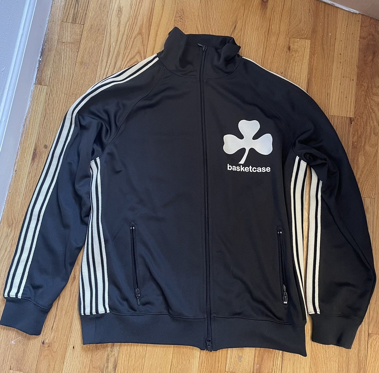 楽天市場】【中古品】【メンズ】 BASKETCASE GALLERY バスケットケース ギャラリー LUCKY TRACK JACKET  ラッキートラックジャケット ライトアウター ジャージ 142-241123-kk-12-tei サイズ：S カラー：ブラック 万代Net店 :  万代Net店