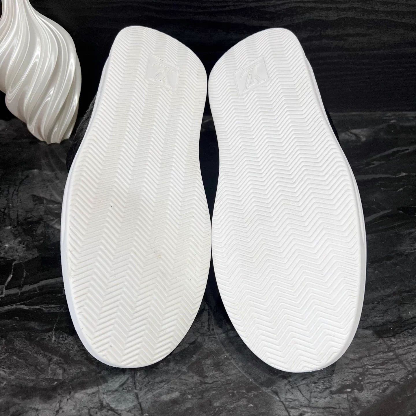 Louis Vuitton 1167 mint black & white embossed platform 42 shoes Size US 9 / EU 42 - 5 Thumbnail