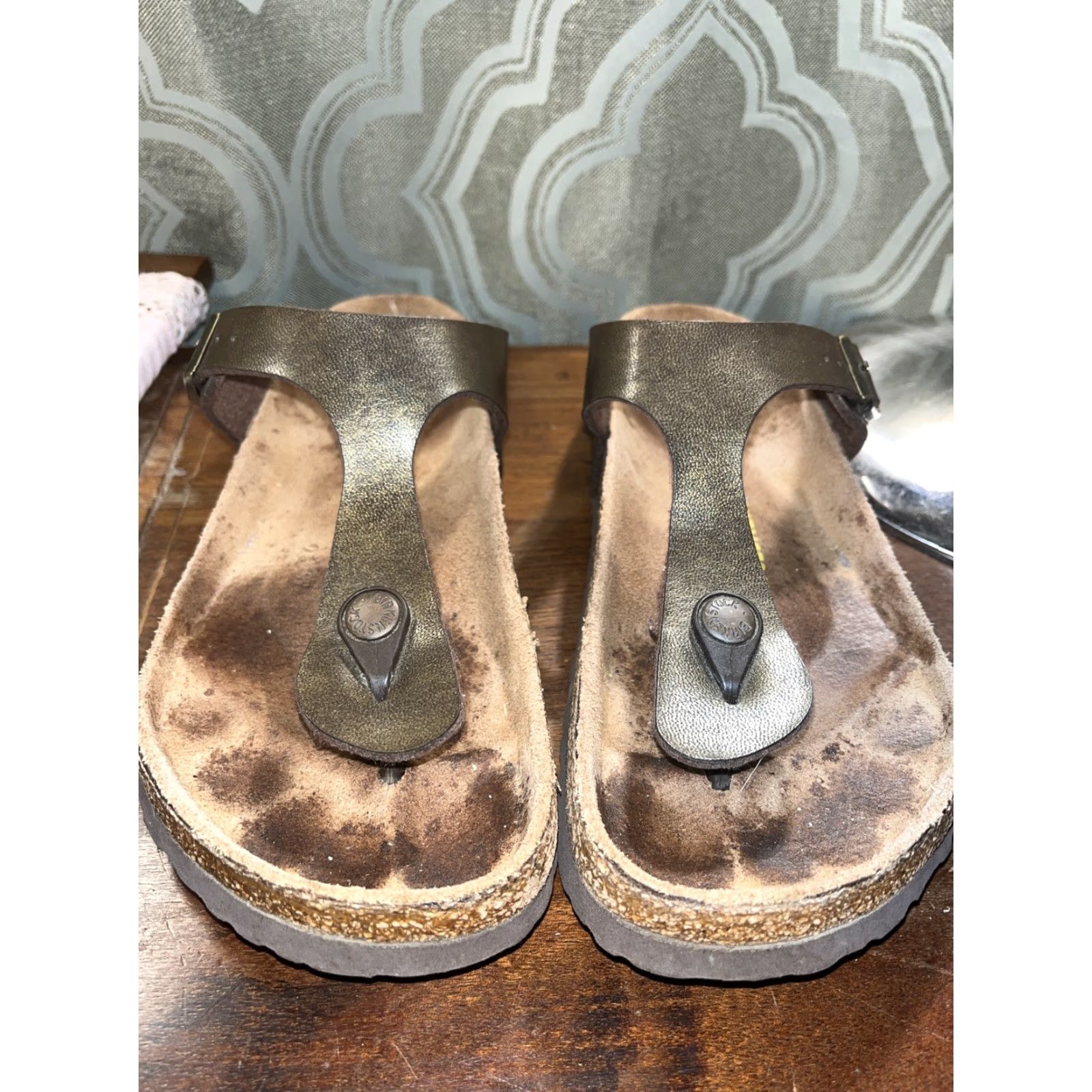 Birkenstock Birkenstock Gizeh Sandals Gold Birch-Flor Women 6 US 37 EU Buckle Thong Flat Heel Sandal Weather: Casual Workwear Travel Vintage: No Size US 6 / IT 36 - 6 Thumbnail