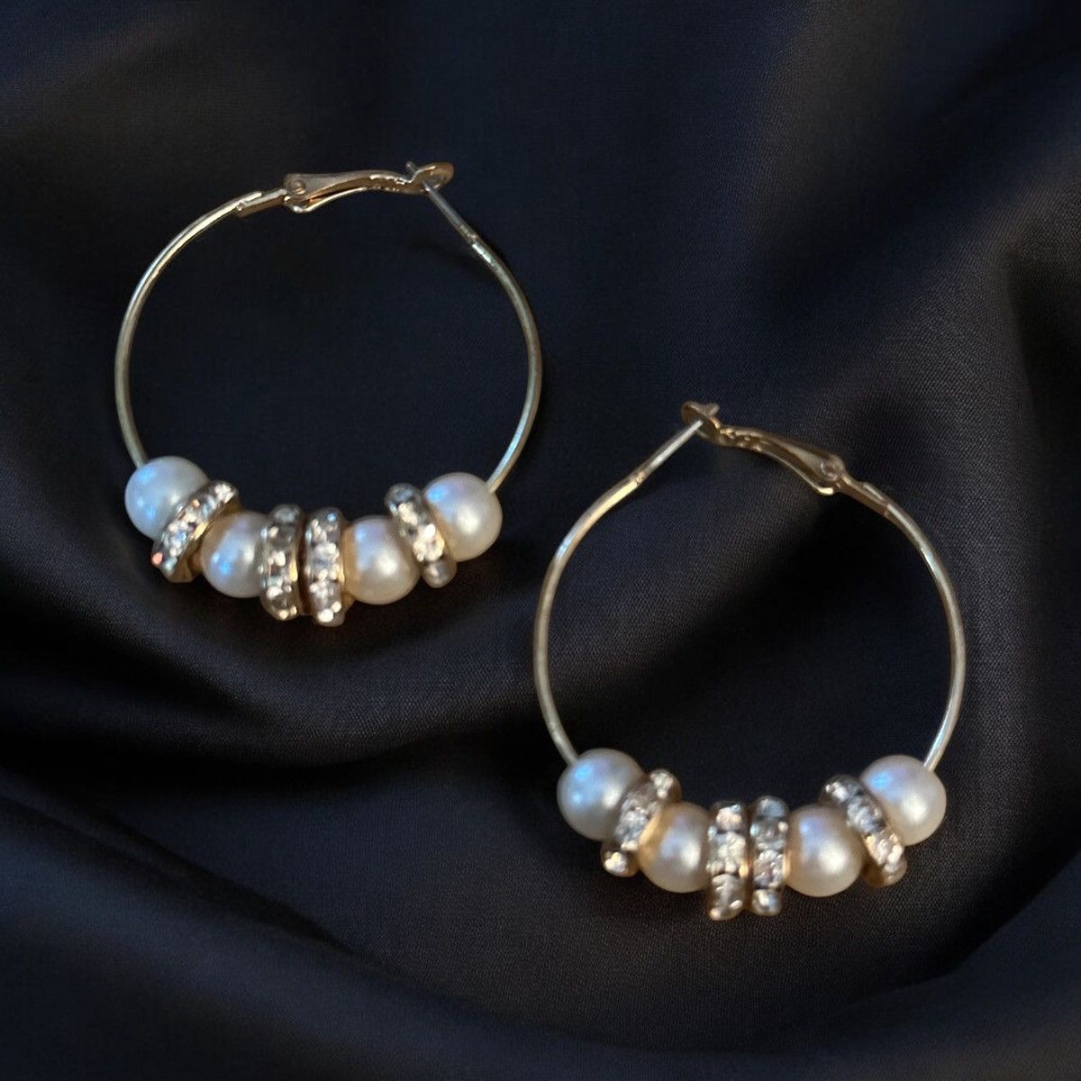 Other Gold tone pearls and rhinestones hoop earrings Size ONE SIZE - 1 Thumbnail