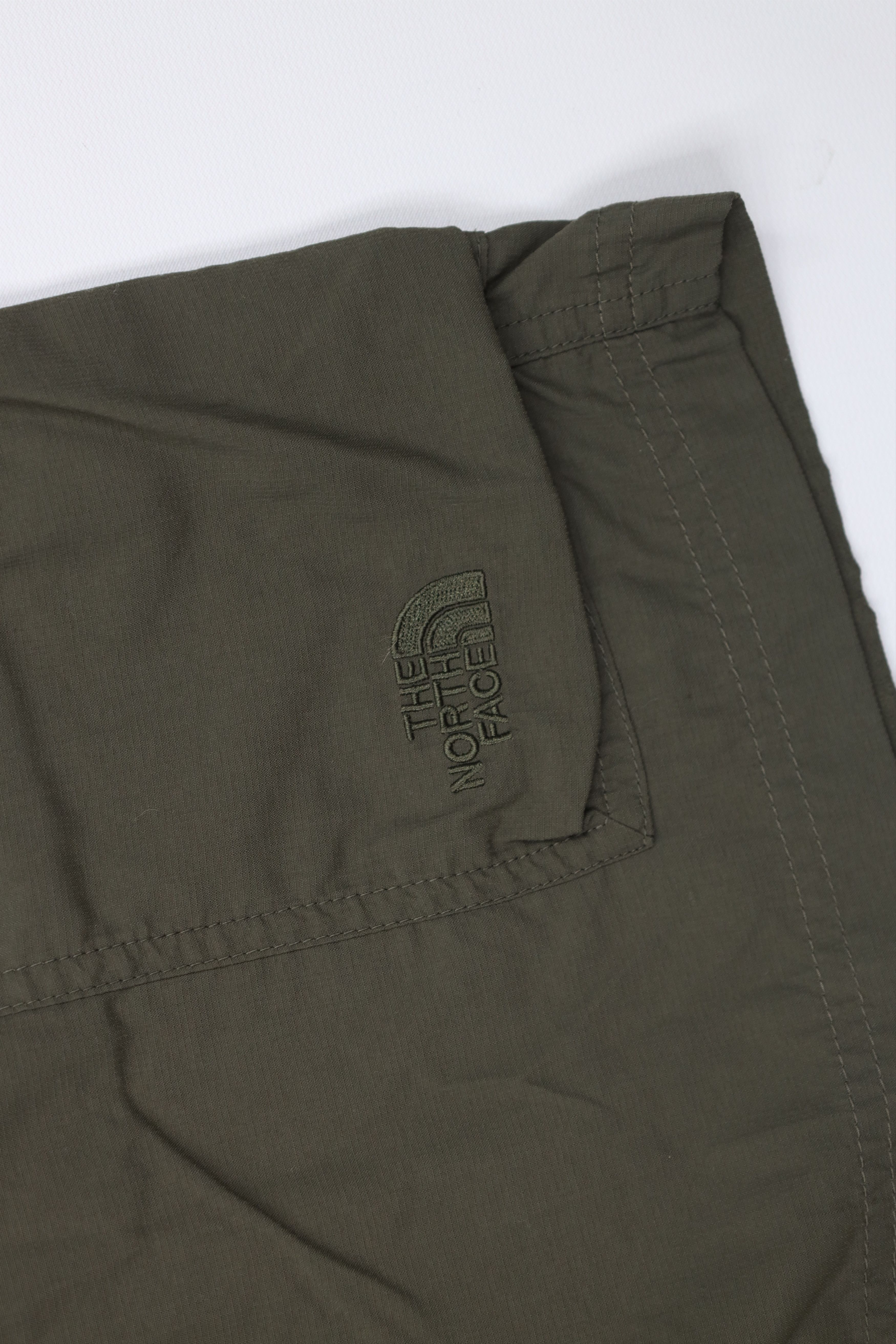The North Face Vintage The North Face Spell Cargo Shorts Olive Green Nylon Size US 36 / EU 52 - 5 Thumbnail