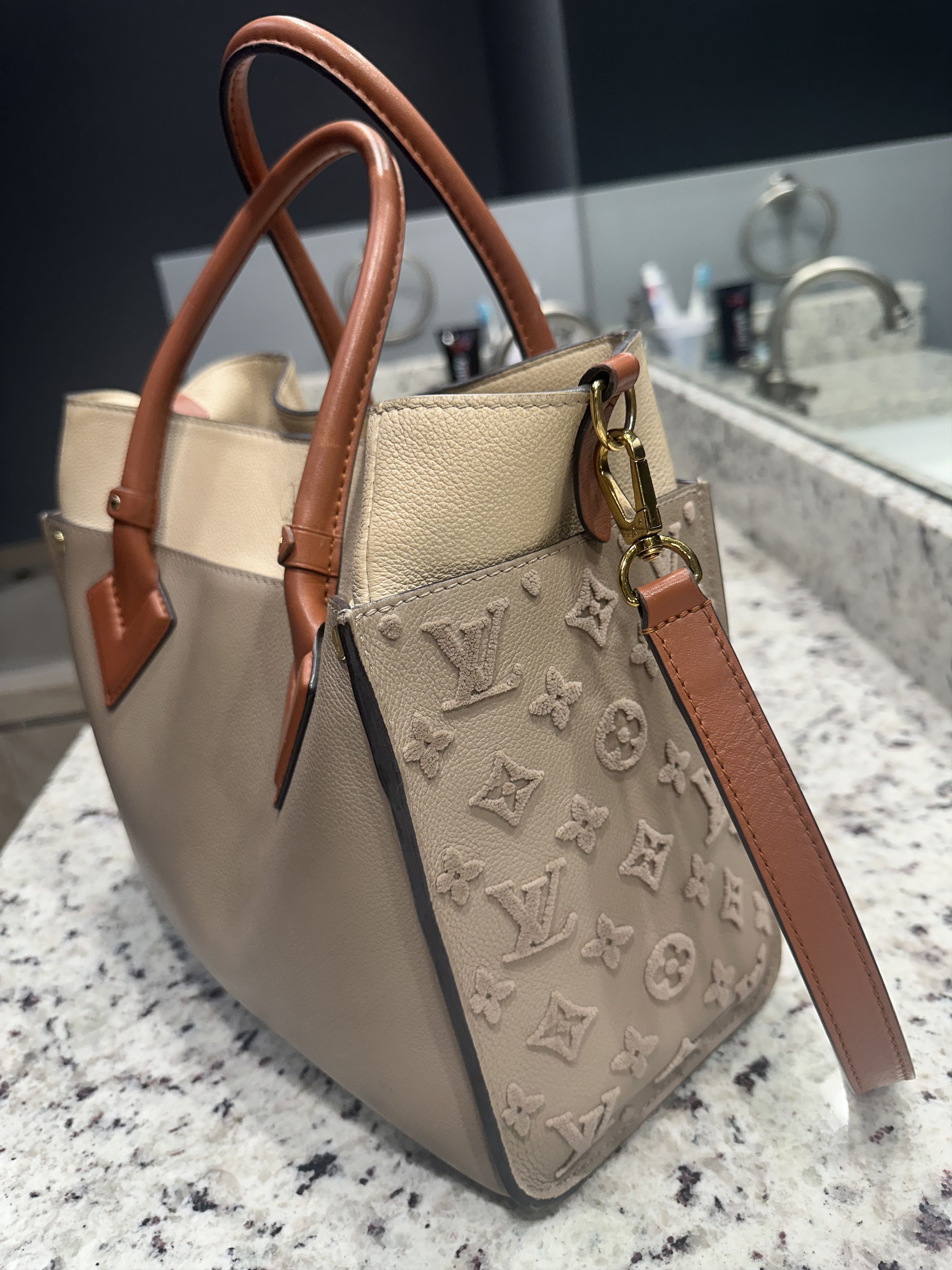Louis Vuitton Louis Vuitton On My Side MM Size ONE SIZE - 2 Thumbnail