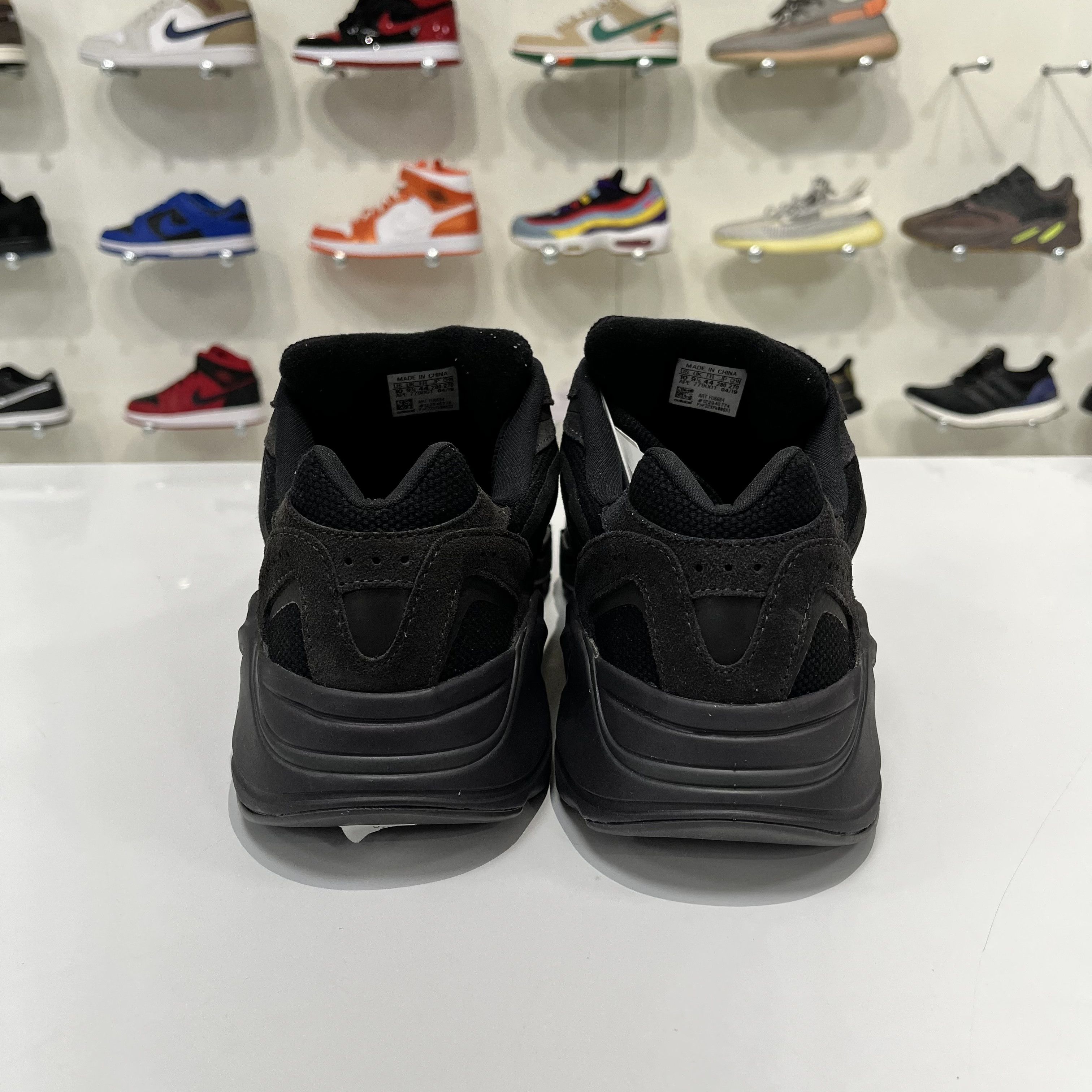 Adidas Adidas Yeezy Boost 700 V2 Vanta Size US 10 / EU 43 - 5 Thumbnail