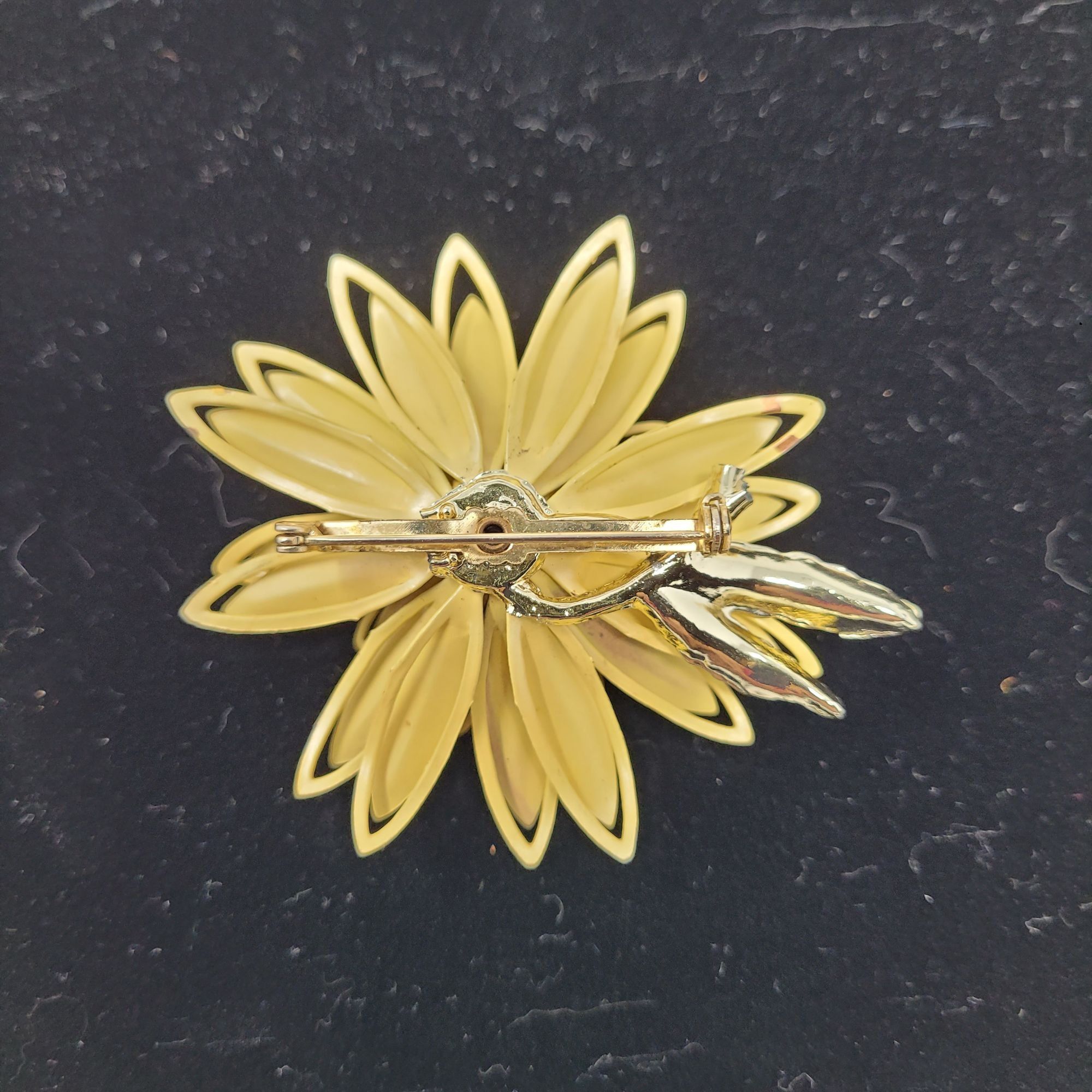 Vintage Vintage 3D Pearlized Beige Enamel Flower Brooch Pin Faux Pea Size ONE SIZE - 5 Thumbnail