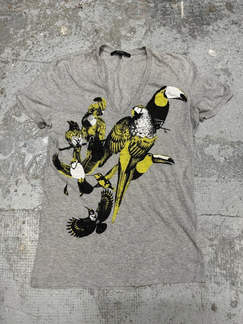 Designer × Gucci × Vintage SS2008 Gucci Grey V Neck Birds Toocan T-Shirt Size US XS / EU 42 / 0 - 1 Thumbnail