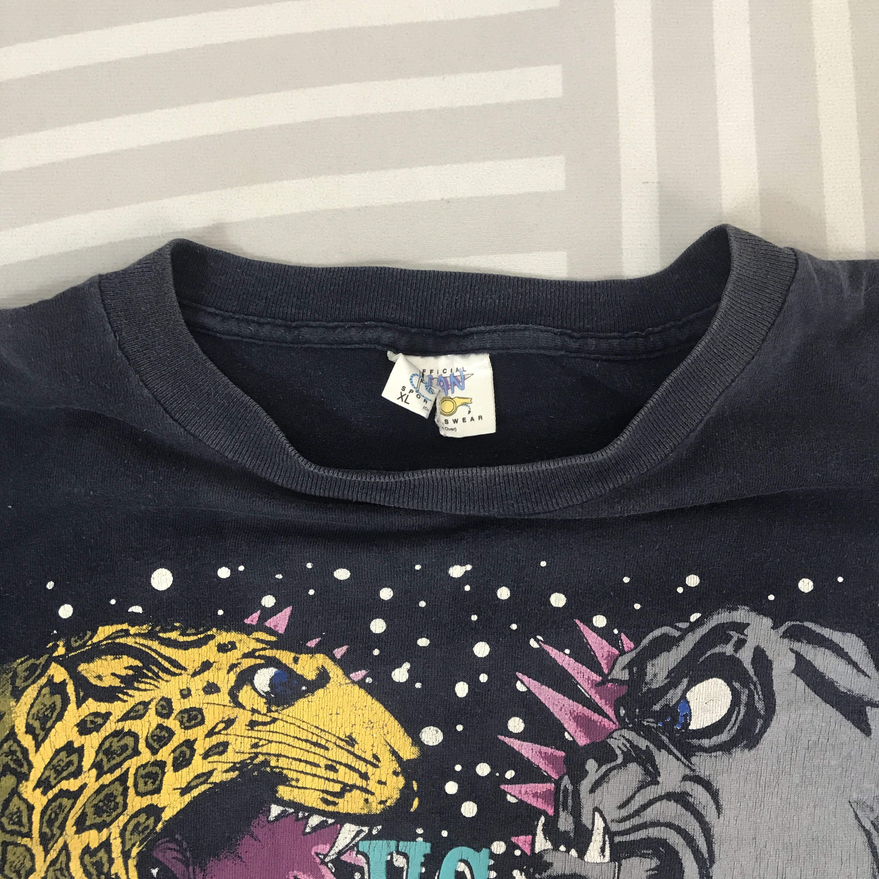 Vintage Vintage Jaguars Vs Bulldogs art design T-Shirt Size US XL / EU 56 / 4 - 6 Thumbnail