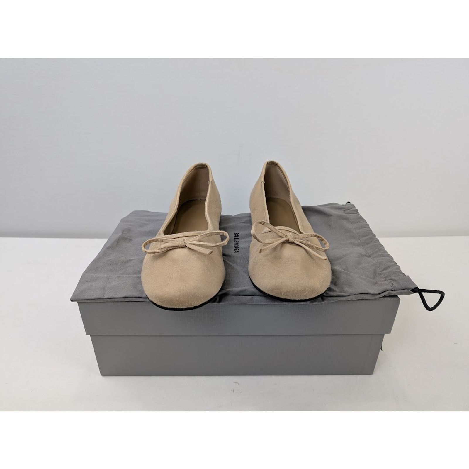 Balenciaga o1rshd1 Leopold Flat Satin Mule Shoe in Light Beige Size US 6 / EU 39 - 18 Thumbnail