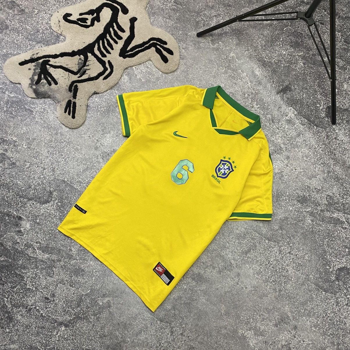 Vintage Vintage Nike Brazil Style Roberto Carlos 90’s soccer jersey Size US L / EU 52-54 / 3 - 1 Thumbnail