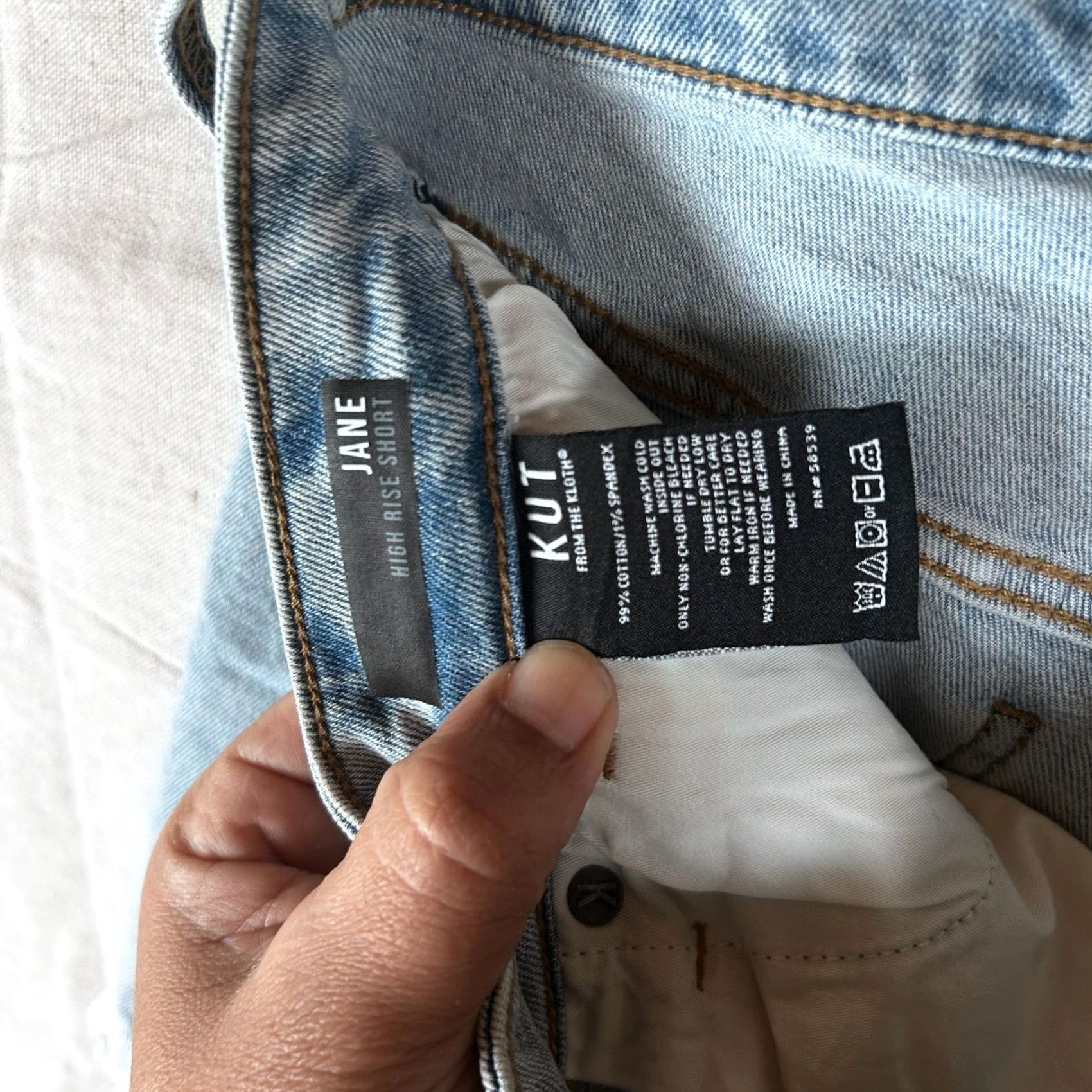 Vintage KUT from the Kloth Jane High Rise Distressed Denim Shorts Light Wash 29 Casual Womens Shorts 3.5 Inseam Blue Distressed Logo Pocket Button Size 24" / US 00 / IT 34 - 3 Thumbnail
