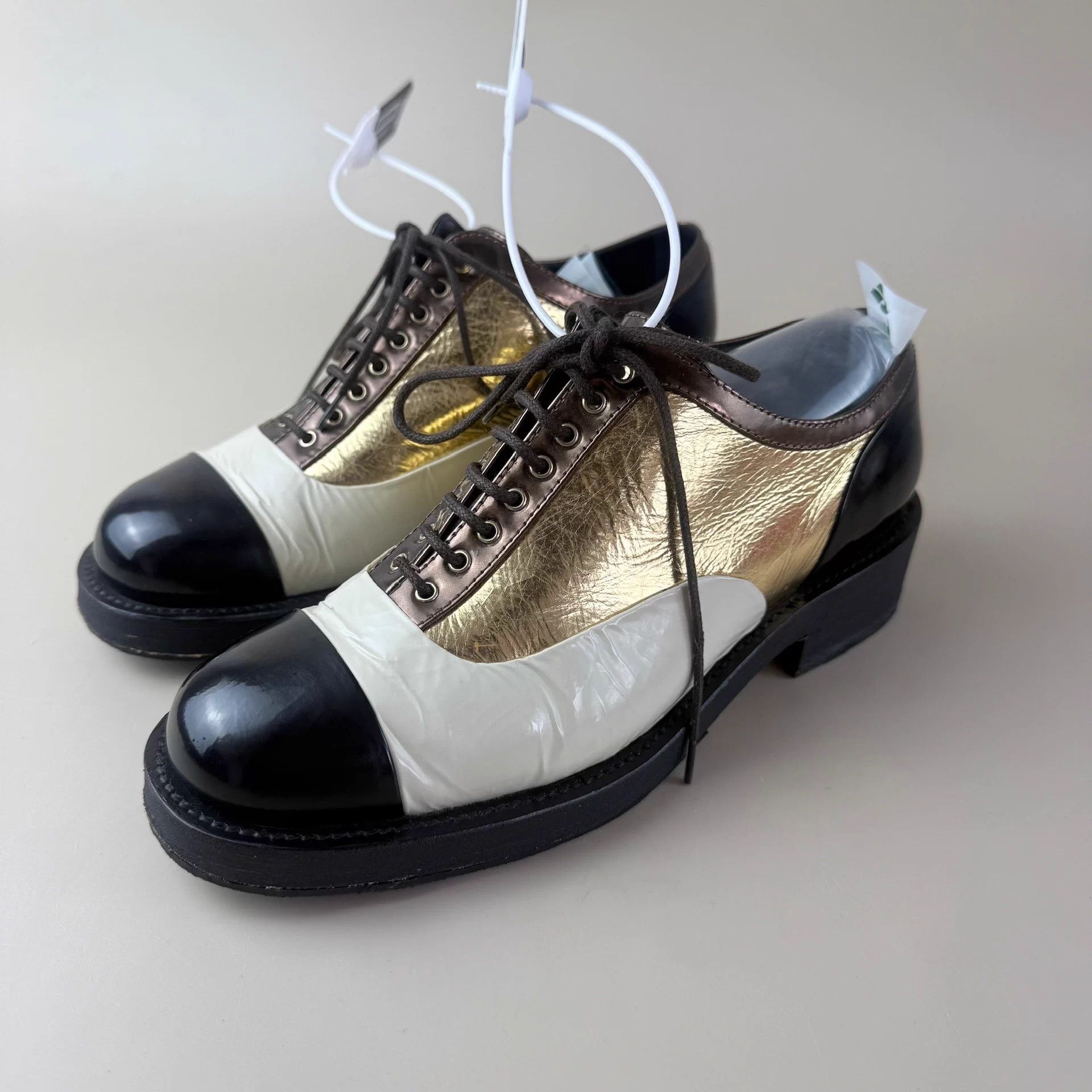 Chanel CHANEL Platinum Lace-Up CC Gold Logo Derby Shoe EU 37 Size US 6 / IT 36 - 1 Thumbnail