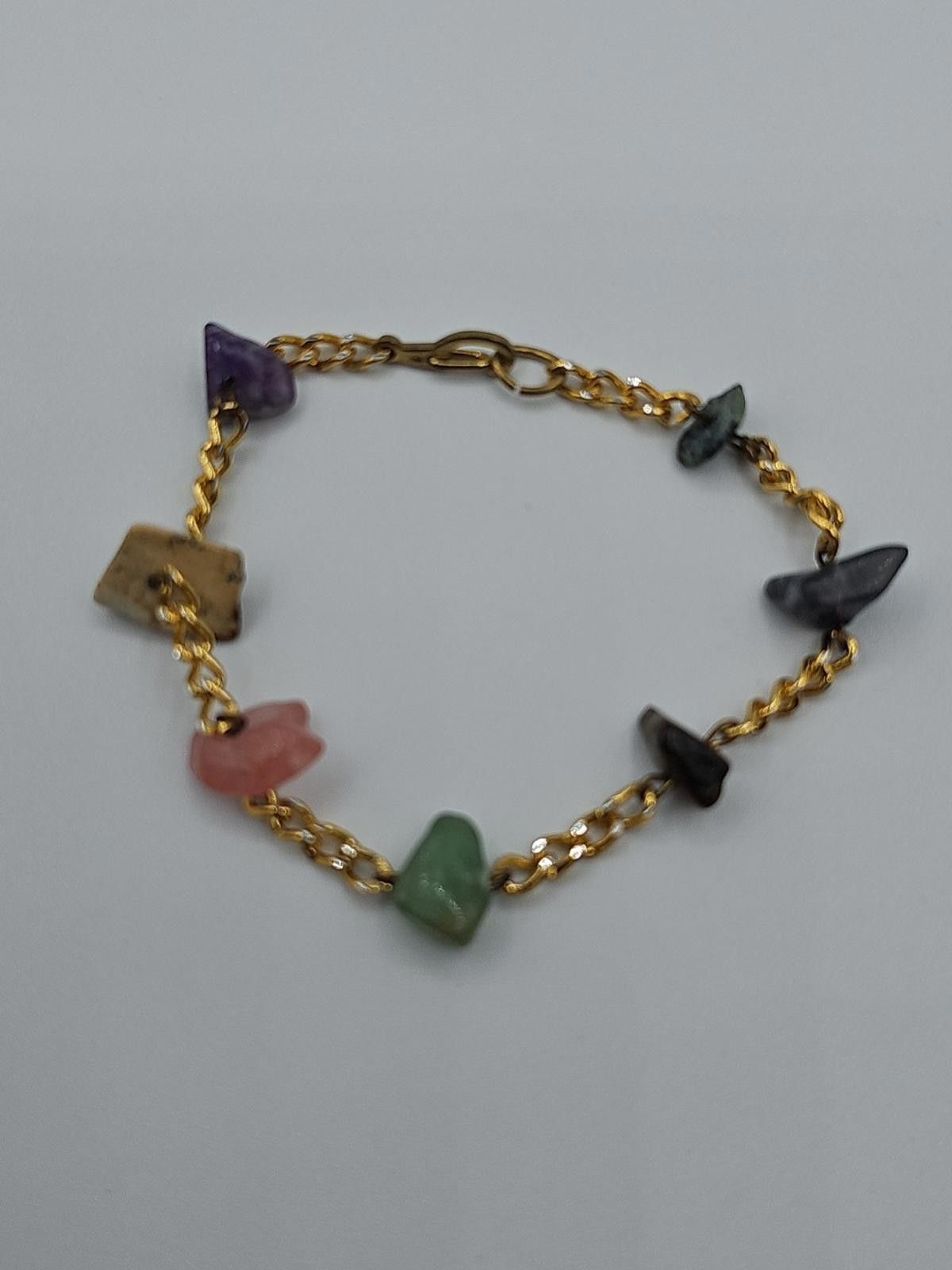 The Unbranded Brand Bracelet with gold-tone chain and chip gemstones Size ONE SIZE - 3 Thumbnail