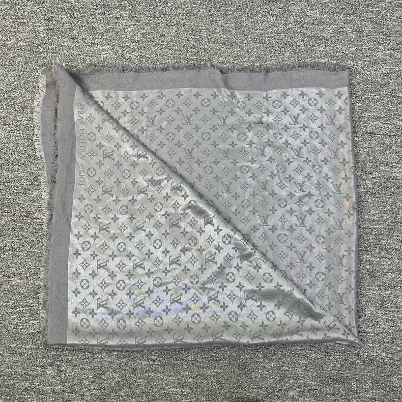 Louis Vuitton Louis Vuitton Silver grey thread full printed silk scarf Size ONE SIZE - 1 Thumbnail