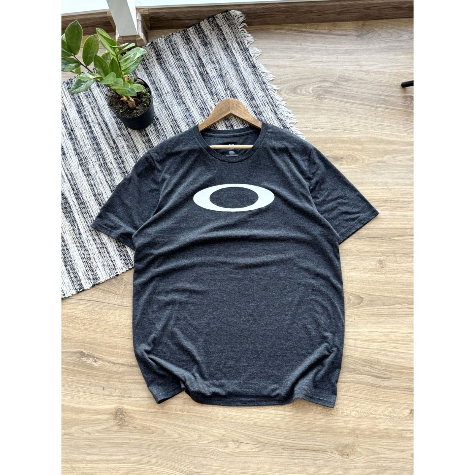 Oakley VINTAGE Oakley CENTER LOGO Gray T Shirt XL Men Shirt Short Sleeve Cotton Logo 90s Outdoor USA Y2K Oakley T Shirt Mens Size US XL / EU 56 / 4 - 2 Thumbnail