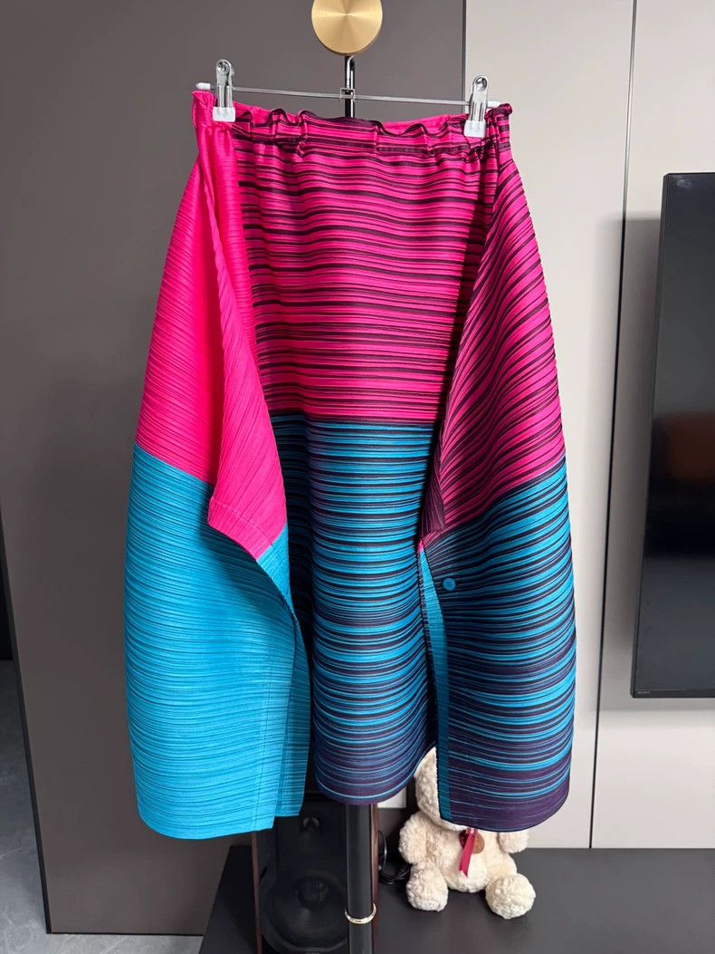 Issey Miyake Issey Miyake size:one size Red and blue horizontal striped Size 22" - 1 Thumbnail