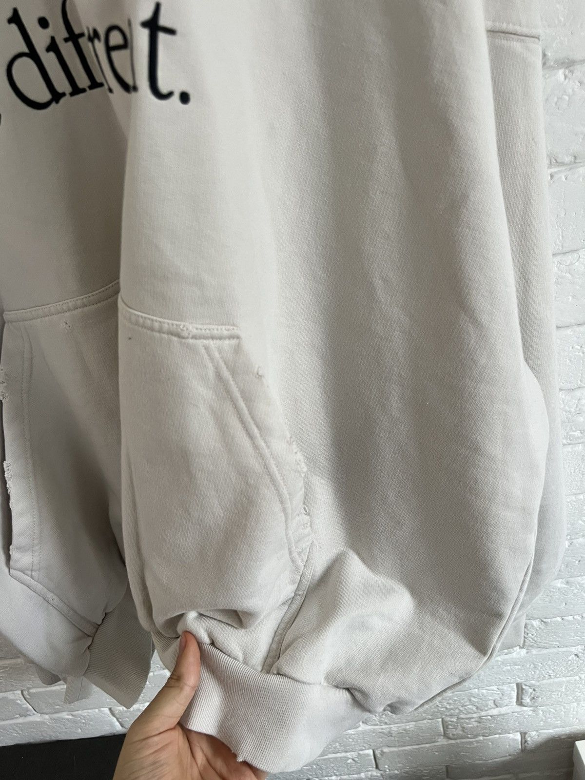 Balenciaga Balenciaga Apple Be different hoodie Size US L / EU 52-54 / 3 - 4 Thumbnail