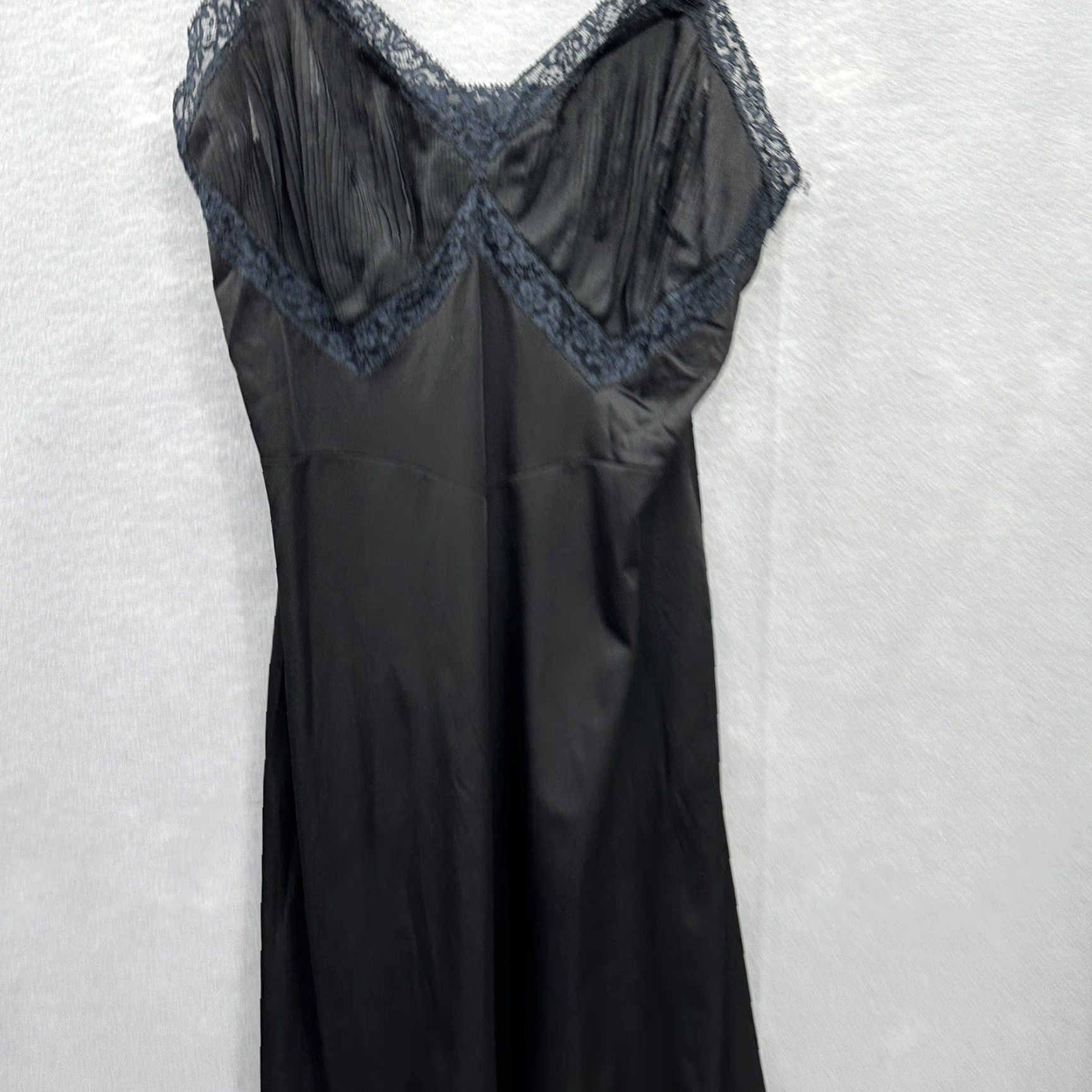 Vintage VINTAGE Vanity Fair Slip 36 Black Nylon Full 70s 60s Pin-Up Sissy Coquette Decade 1960s Mens Womens Girls Boys Size ONE SIZE - 4 Thumbnail