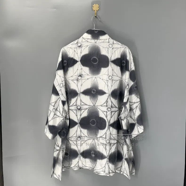 Louis Vuitton Louis Vuitton Mulberry silk full logo three-flower short-s Size US XL / EU 56 / 4 - 2 Thumbnail