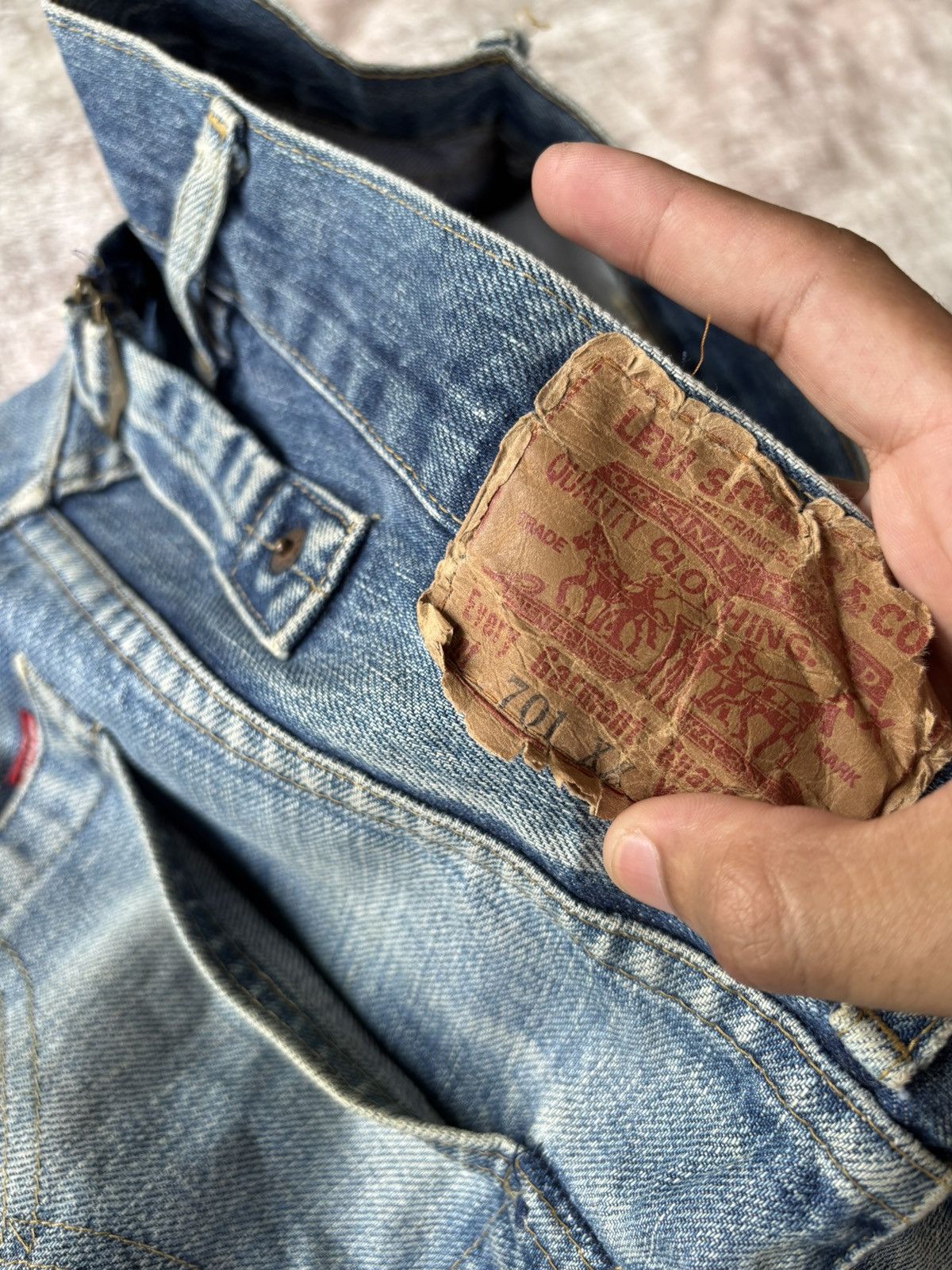 Levi's Vintage 90s Levi’s Big E Buckle Back Lot 701 Selvedge Jeans Size US 32 / EU 48 - 11 Thumbnail