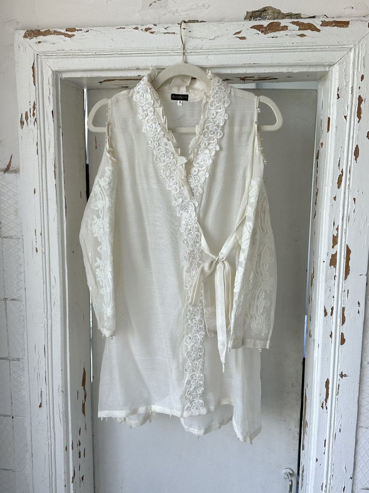 Vintage Vintage Mesh White Embroidered Flowers Blouse Size S / US 4 / IT 40 - 1 Thumbnail