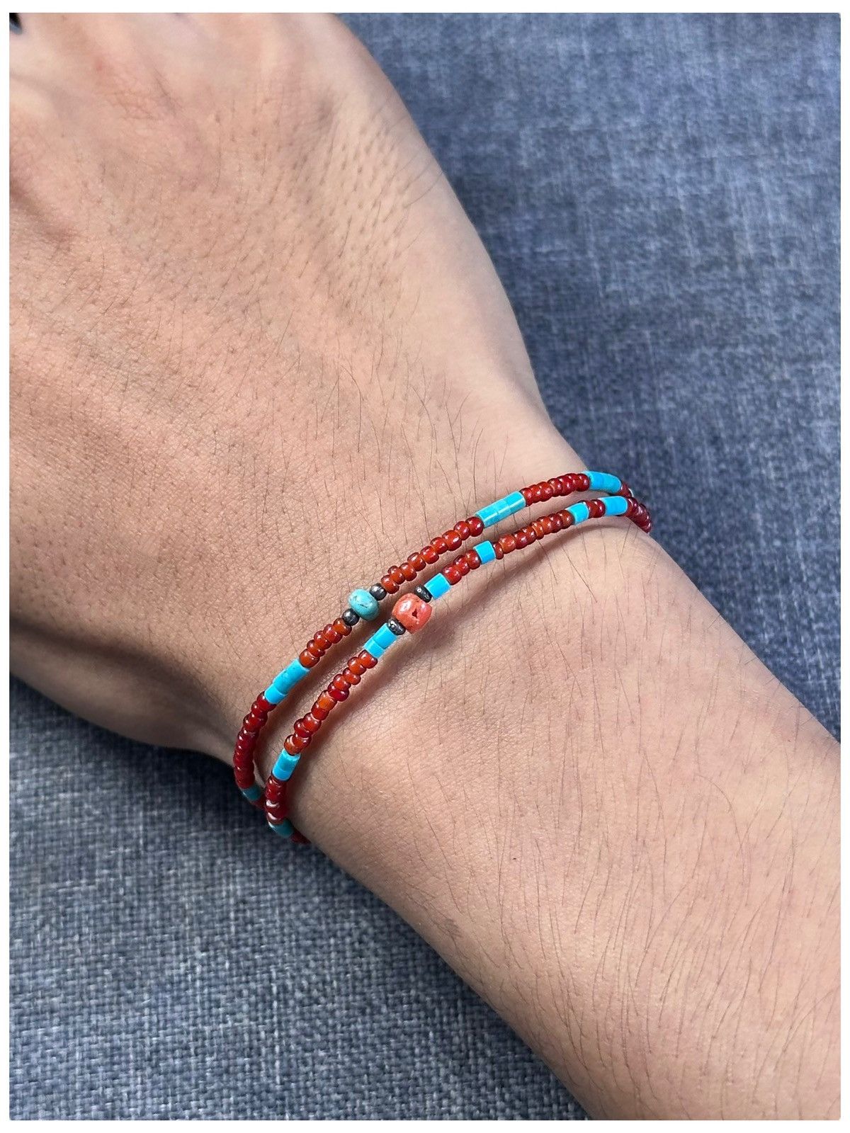 Vintage WHITE HEART BEADS WITH TURQUOISE HEISHI AND SILVER BRACELET Size ONE SIZE - 2 Thumbnail