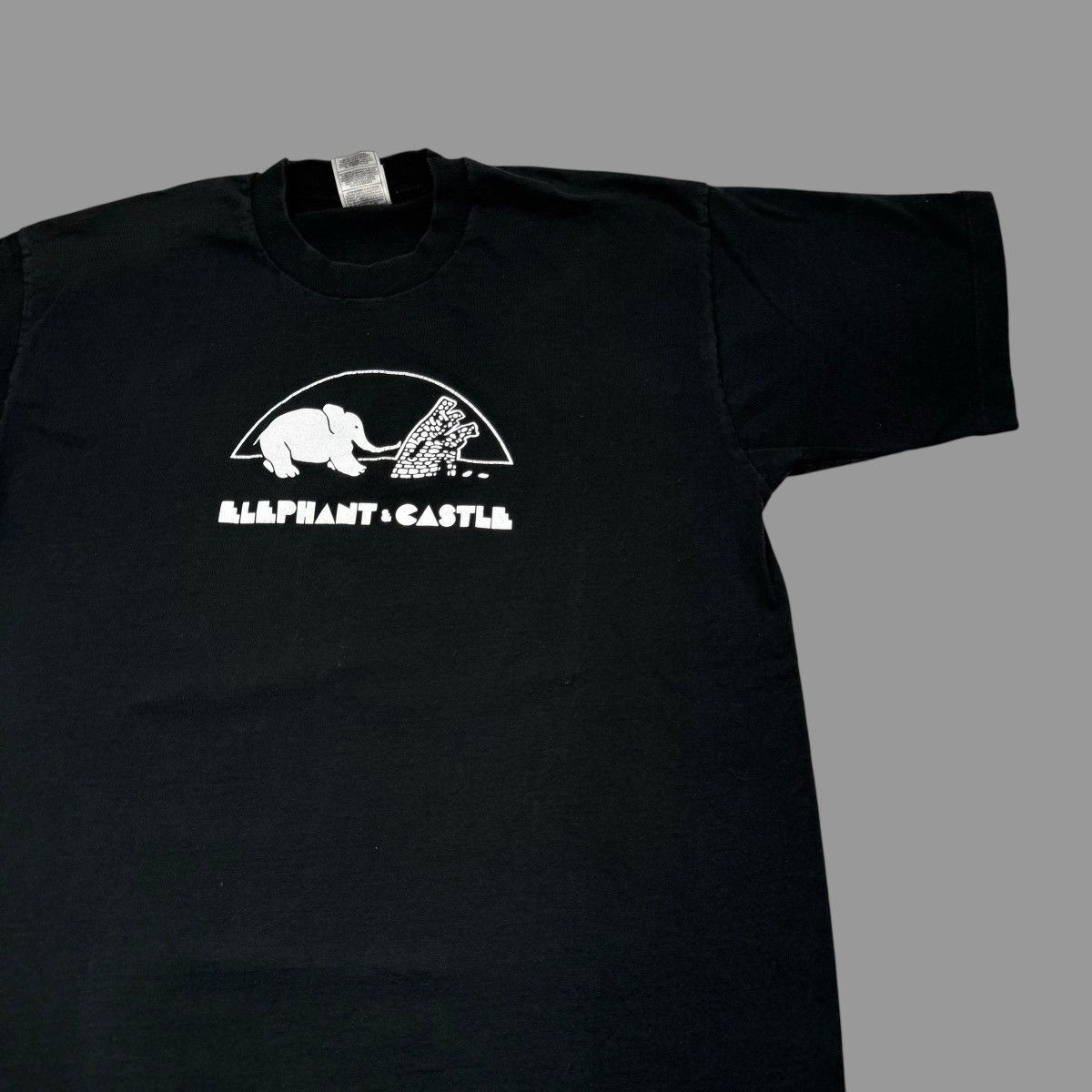 Vintage Vintage 1990s elephant castle T-shirt Size US L / EU 52-54 / 3 - 3 Thumbnail