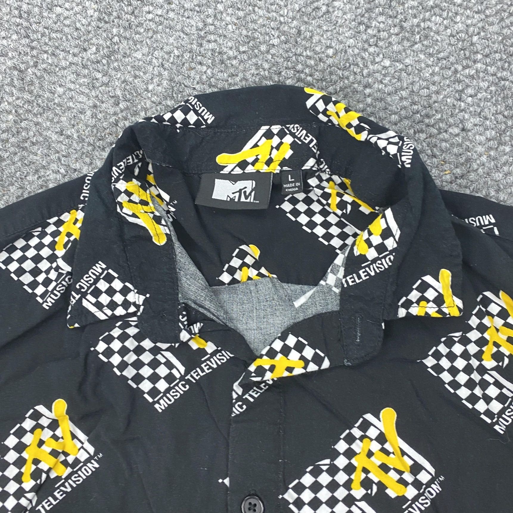 Vintage MTV Shirt Mens Large Black Rayon Button Up Short Sleeve Graphic Print Music Theme 90s Concert Mens Size US L / EU 52-54 / 3 - 2 Thumbnail