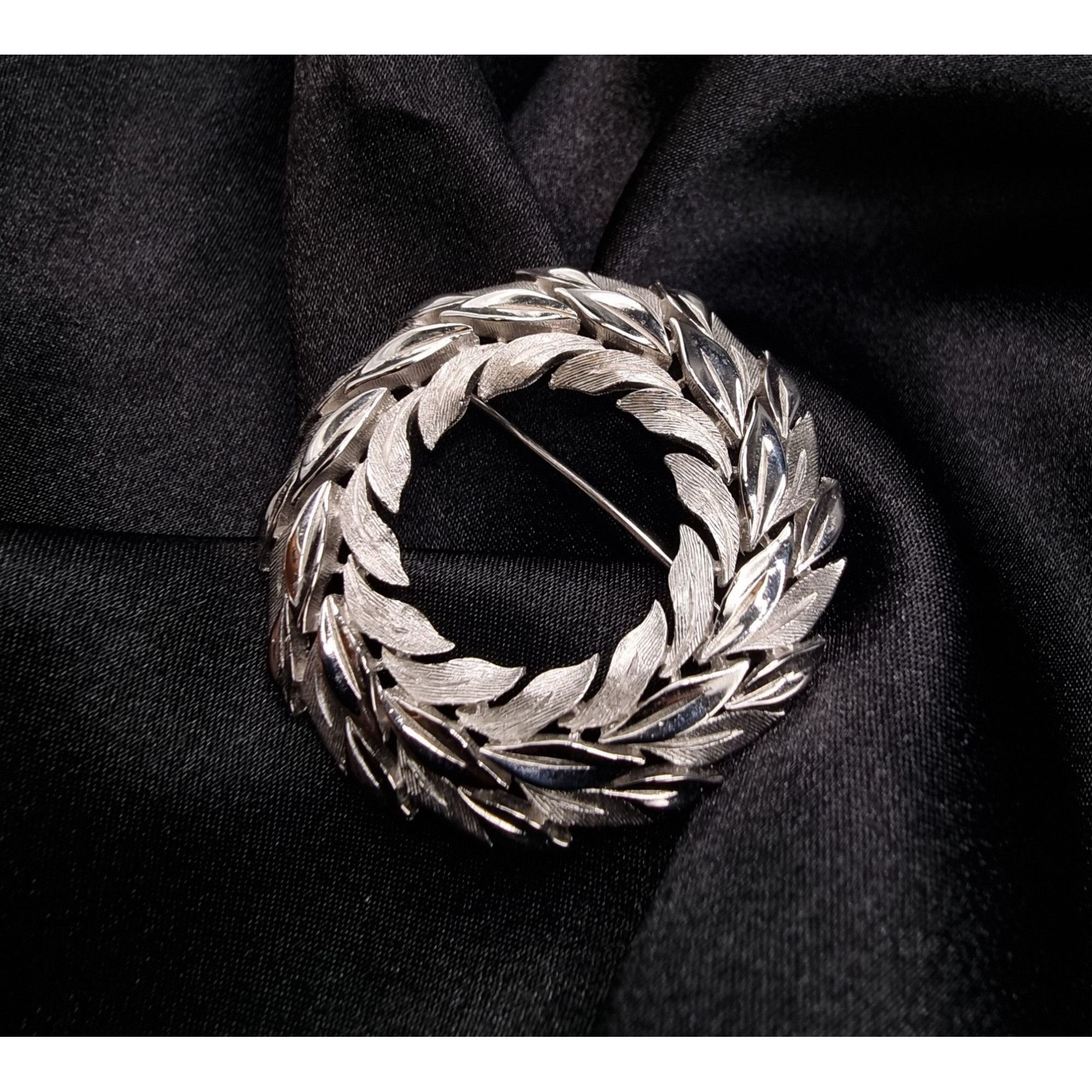 Vintage Vintage 1960s TRIFARI Signed Silver-Tone Wreath-Style Brooch Size ONE SIZE - 3 Thumbnail