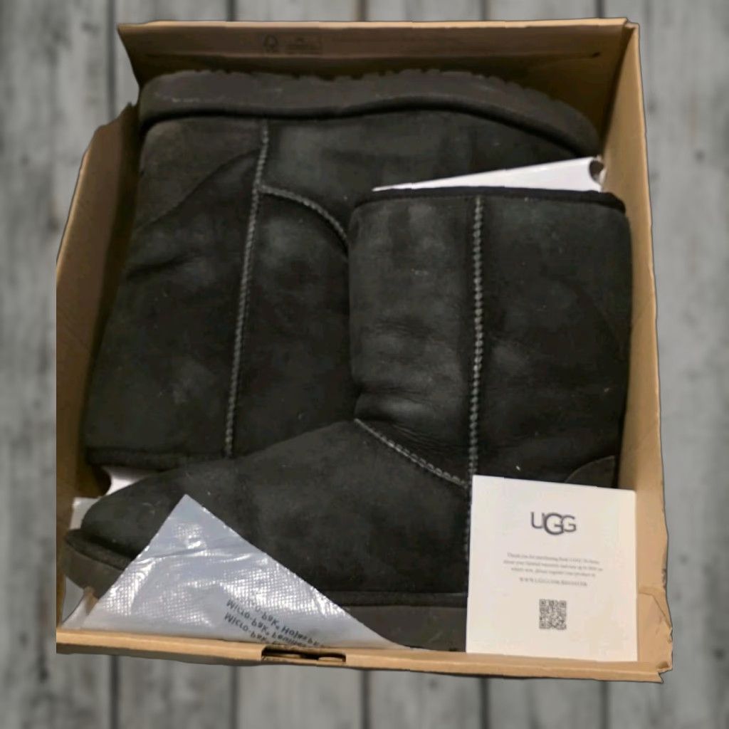 Ugg UGG Womens Classic Short Ii Boots Black 8 Leather Fur Snow Boot Casual Womens 2018 Classic Short Ii Boots Size 30" / US 8 / IT 44 - 1 Thumbnail