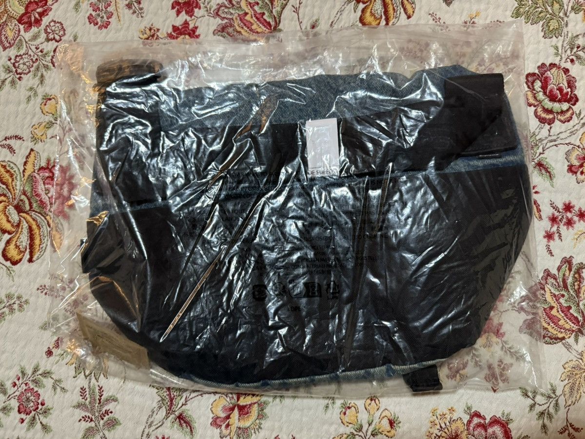 Supreme Supreme Denim Messenger Bag in Washed Indigo Reflective Size ONE SIZE - 6 Thumbnail