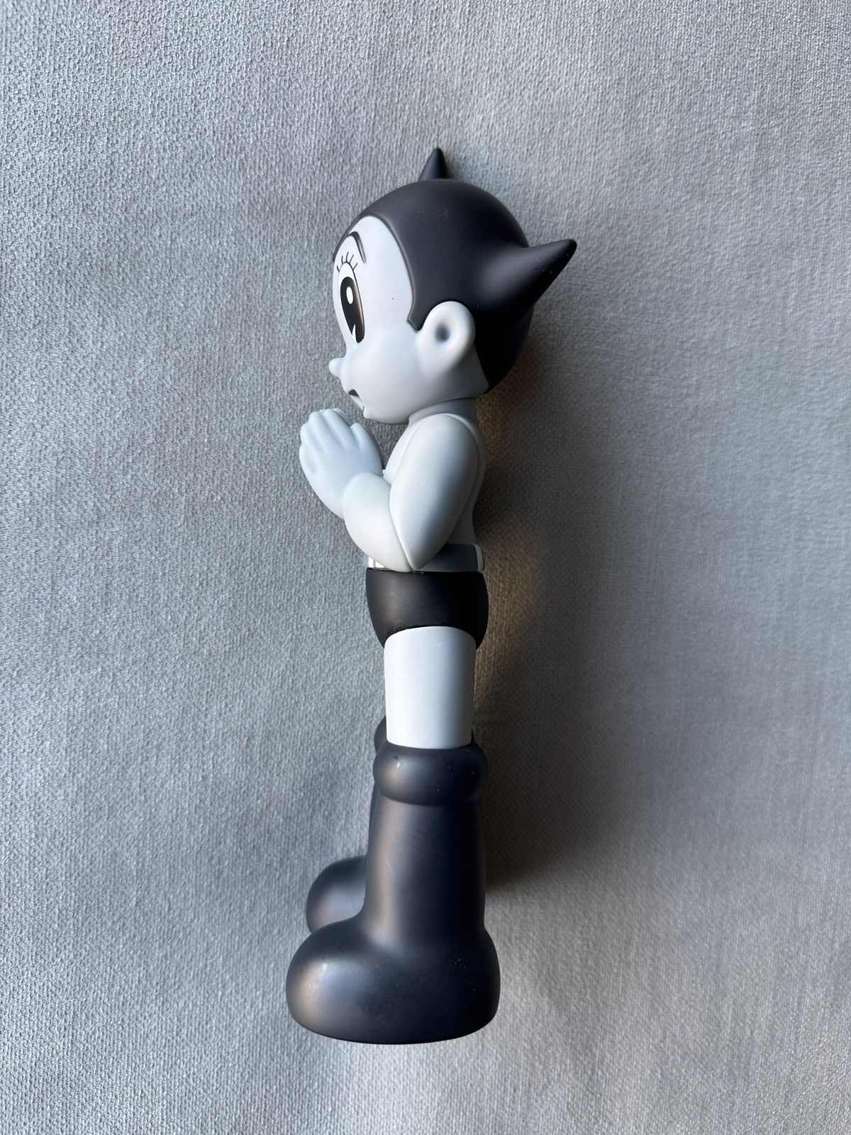 Other ToyQube Astro Boy Greeting Edition Mono Gray Vinyl Figure Size ONE SIZE - 4 Thumbnail