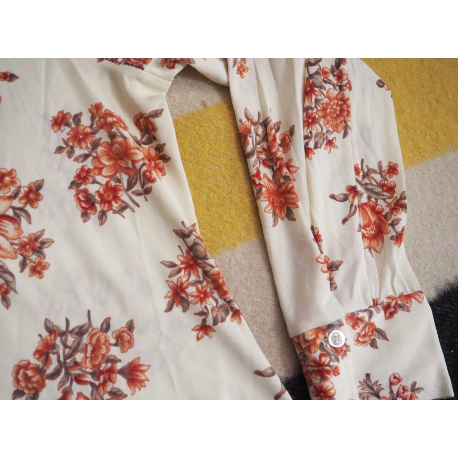 Vintage VINTAGE 1970s Ivory Flower Boho Disco Shirt Women's M User: VINTAGE 1970s Ivory Flower Boho Disco Shirt Women's M Size M / US 6-8 / IT 42-44 - 5 Thumbnail