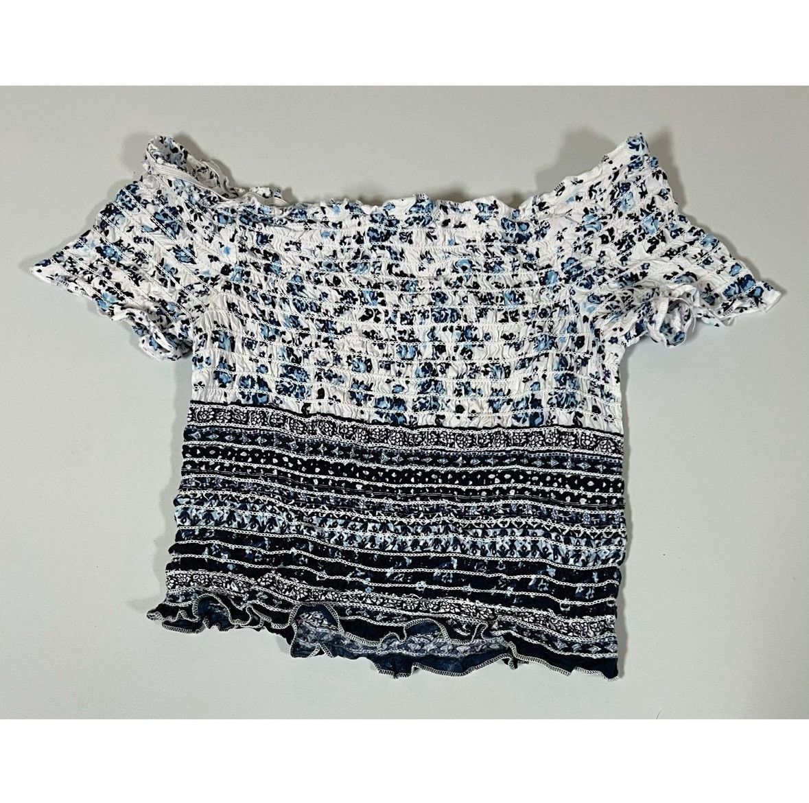 Japanese Brand White Blue Floral Off-The-Shoulder Crop Top Shirt Size S 💙✨ Size S / US 4 / IT 40 - 4 Thumbnail