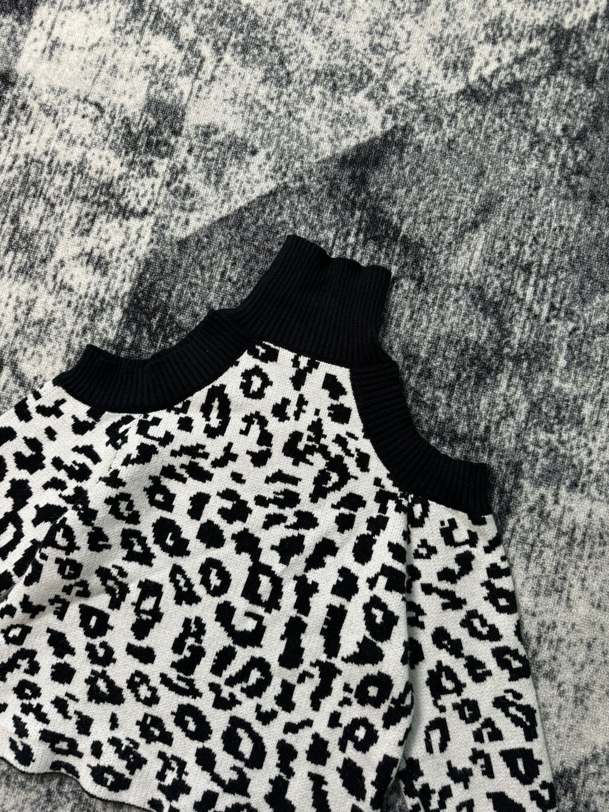 Japanese Brand × Vintage Vintage Sweater Wmns tiger print Open shoulders Y2K 90s Size S / US 4 / IT 40 - 3 Thumbnail