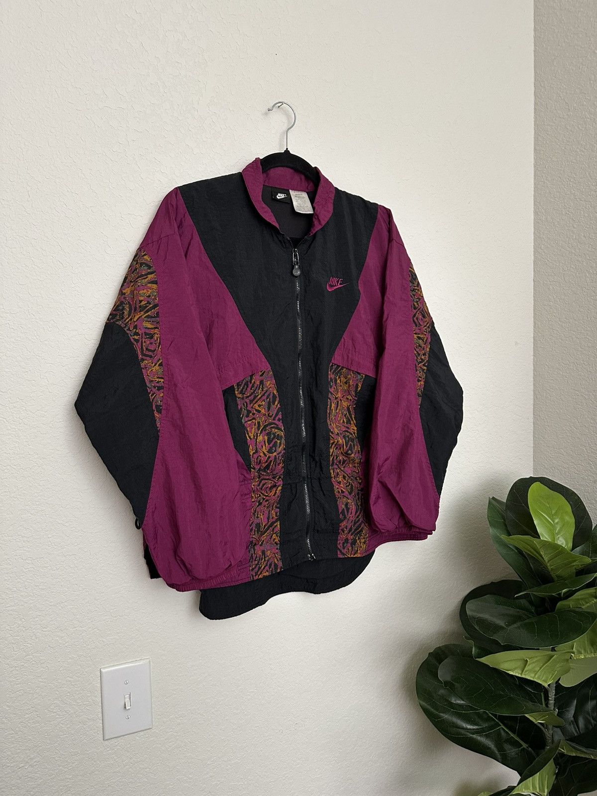 Nike × Vintage Vintage 80s Nike Size Medium Magenta Black Abstract Jacket Size US M / EU 48-50 / 2 - 1 Thumbnail