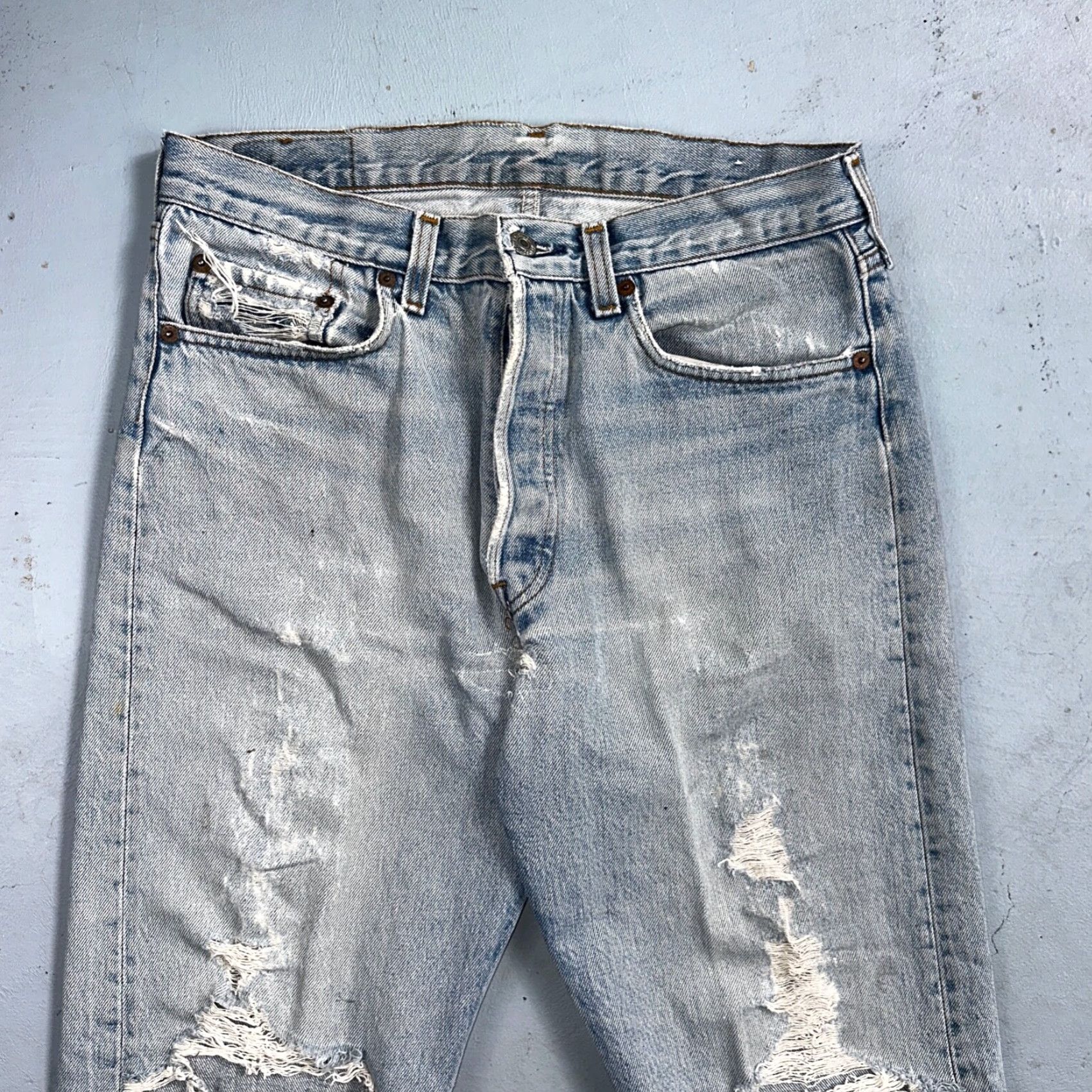 Levi's VINTAGE Levi's 501 90s Straight Leg Jeans 33x36 Light Wash Mens Size US 33 - 2 Thumbnail