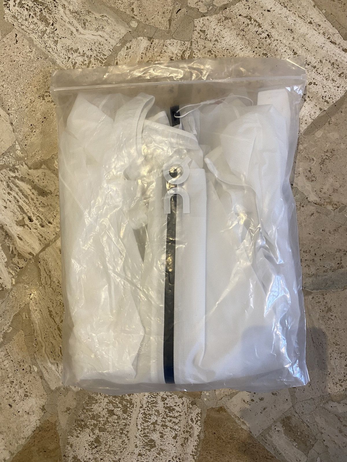 On ON OLYMPIC RUNNING WINDBREAKER Size US L / EU 52-54 / 3 - 5 Thumbnail