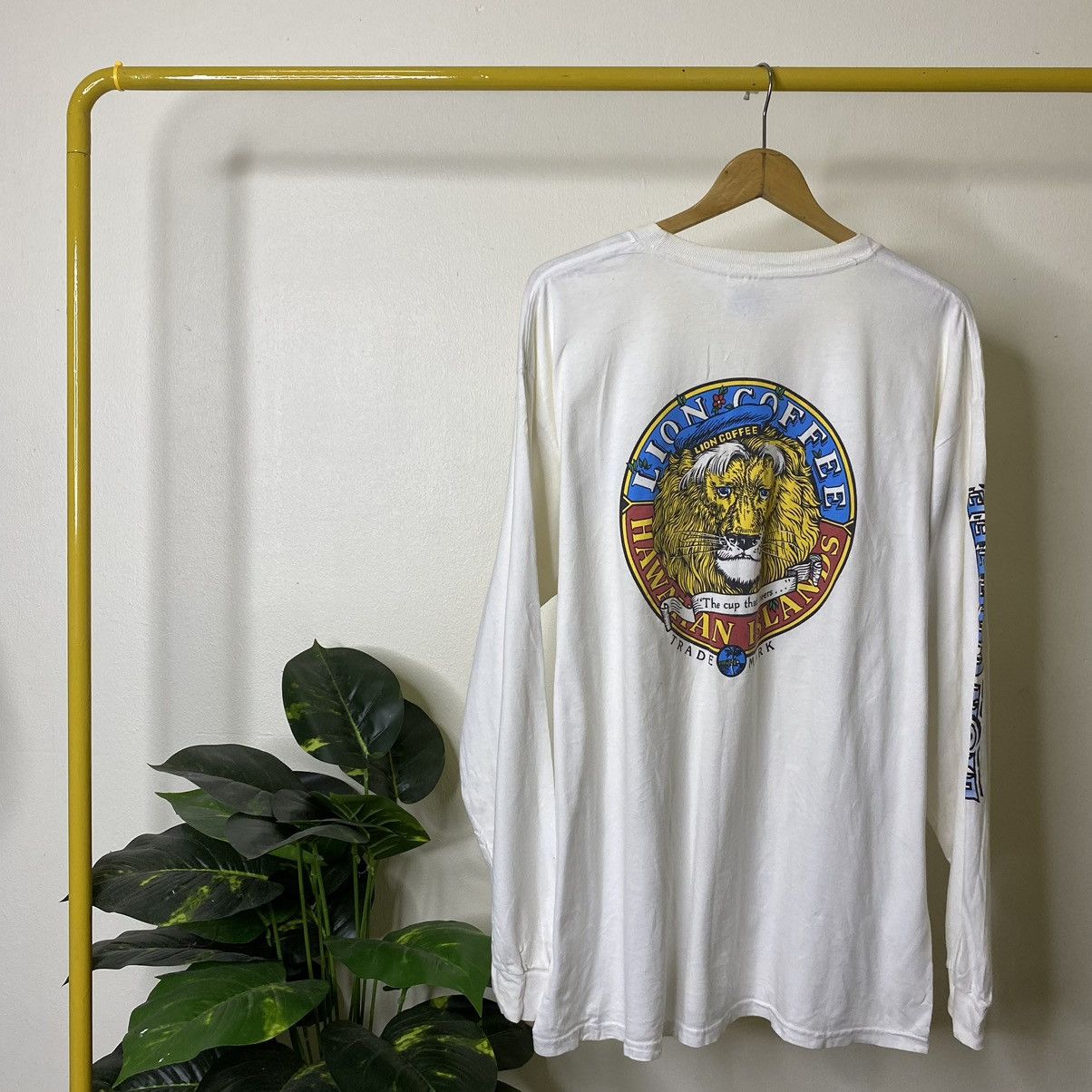 Vintage Vintage 2000s Lion Coffee Hawaiian Islands Promo L/S T Shirt Size US L / EU 52-54 / 3 - 1 Thumbnail