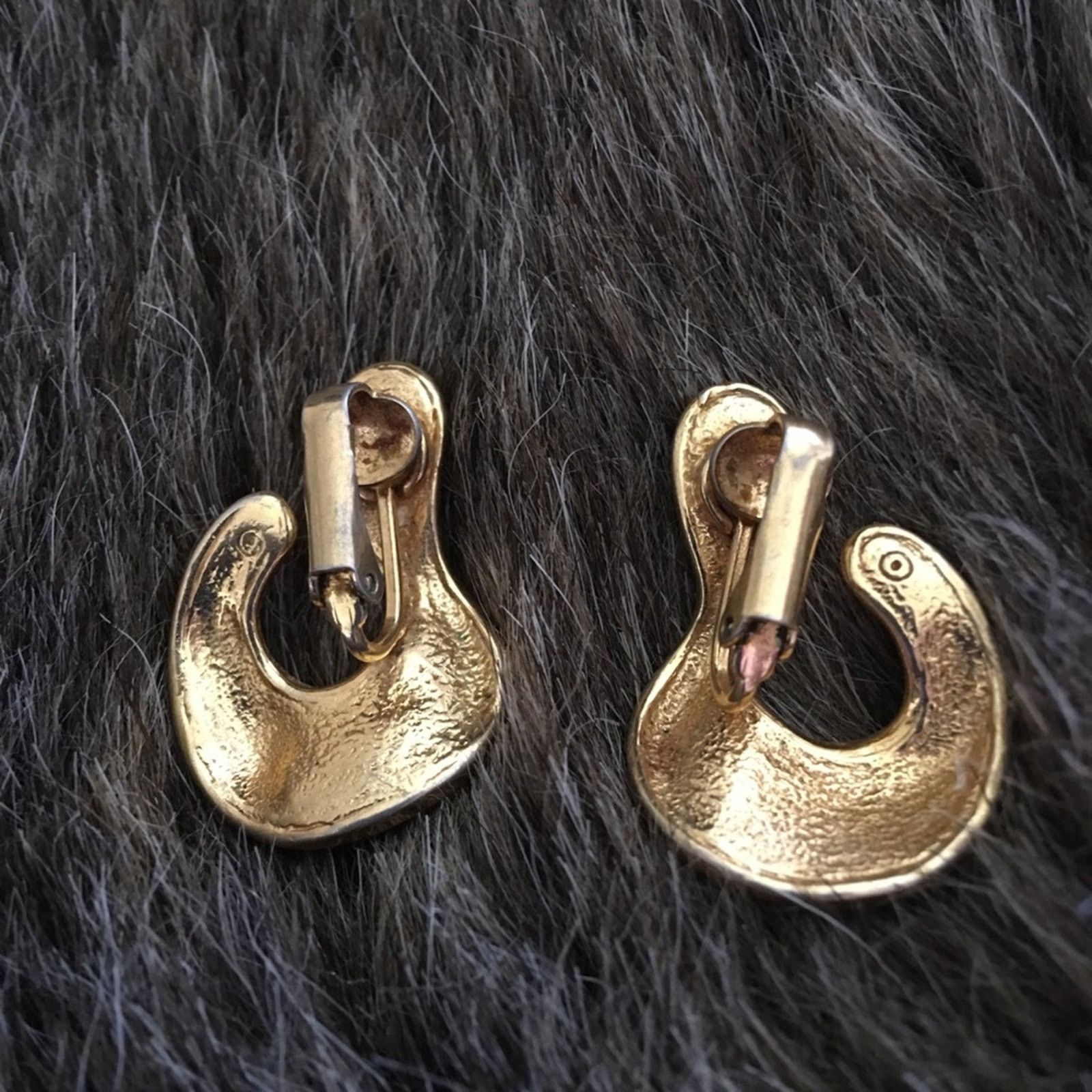 Vintage Vintage gold tone black enamel clip earrings Size ONE SIZE - 3 Thumbnail
