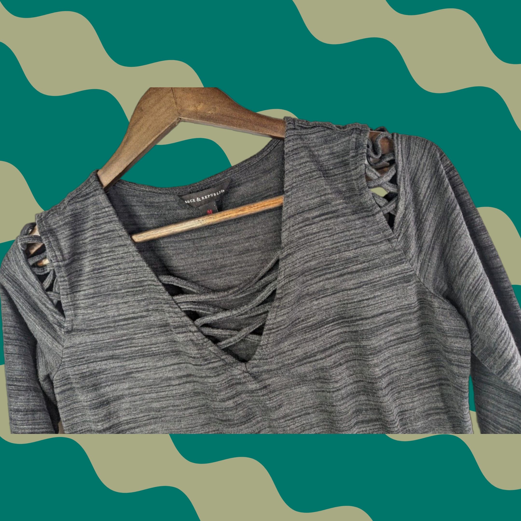 Vintage Rock & Republic Blouse Womens Medium Long Sleeve V-Neck Strappy Grey Knit Top Size M / US 6-8 / IT 42-44 - 1 Thumbnail