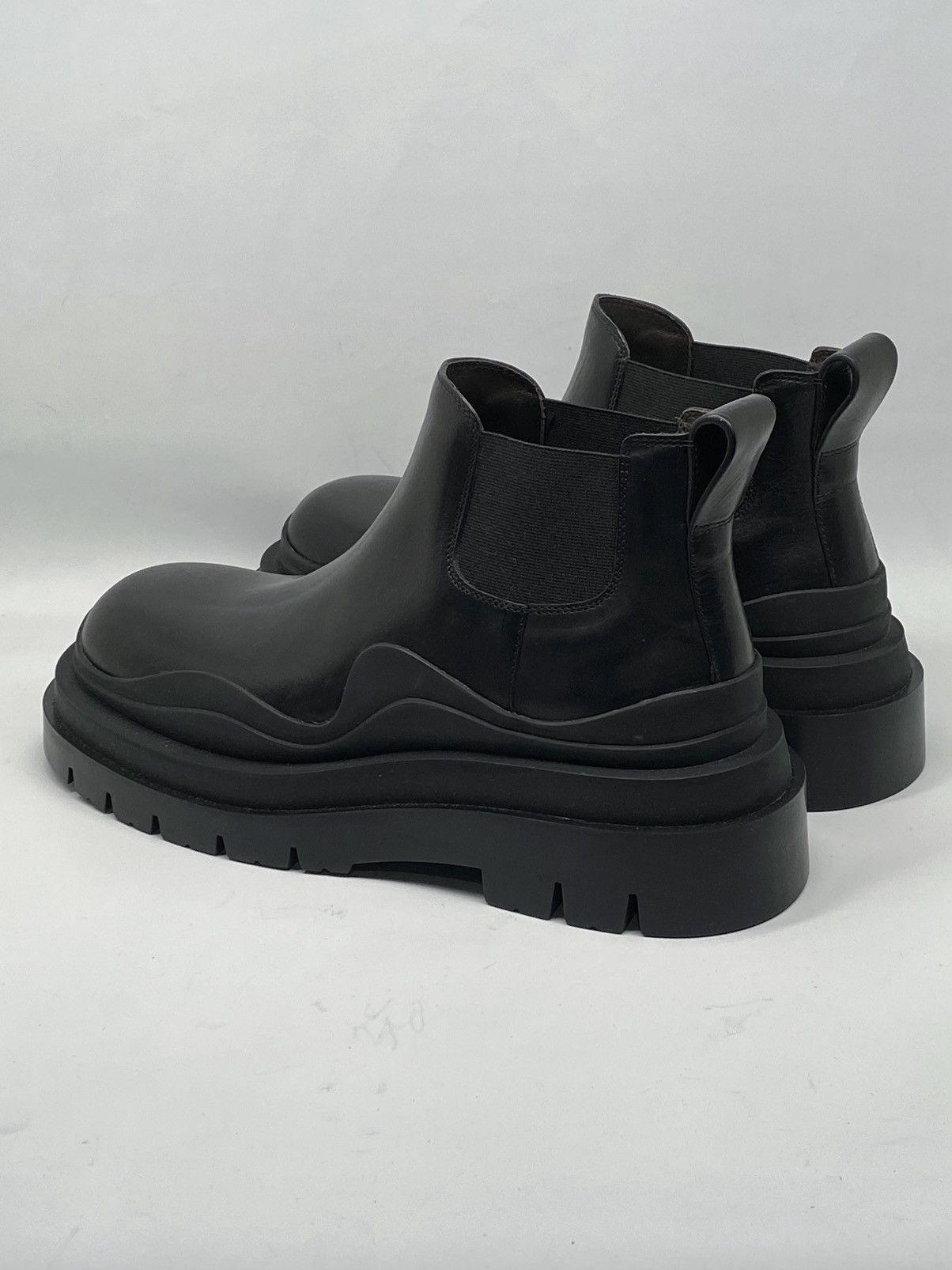 Bottega Veneta Bottega Veneta Tire Leather Chelsea Ankle Boots size 37.5 Size US 7.5 / IT 37.5 - 8 Thumbnail