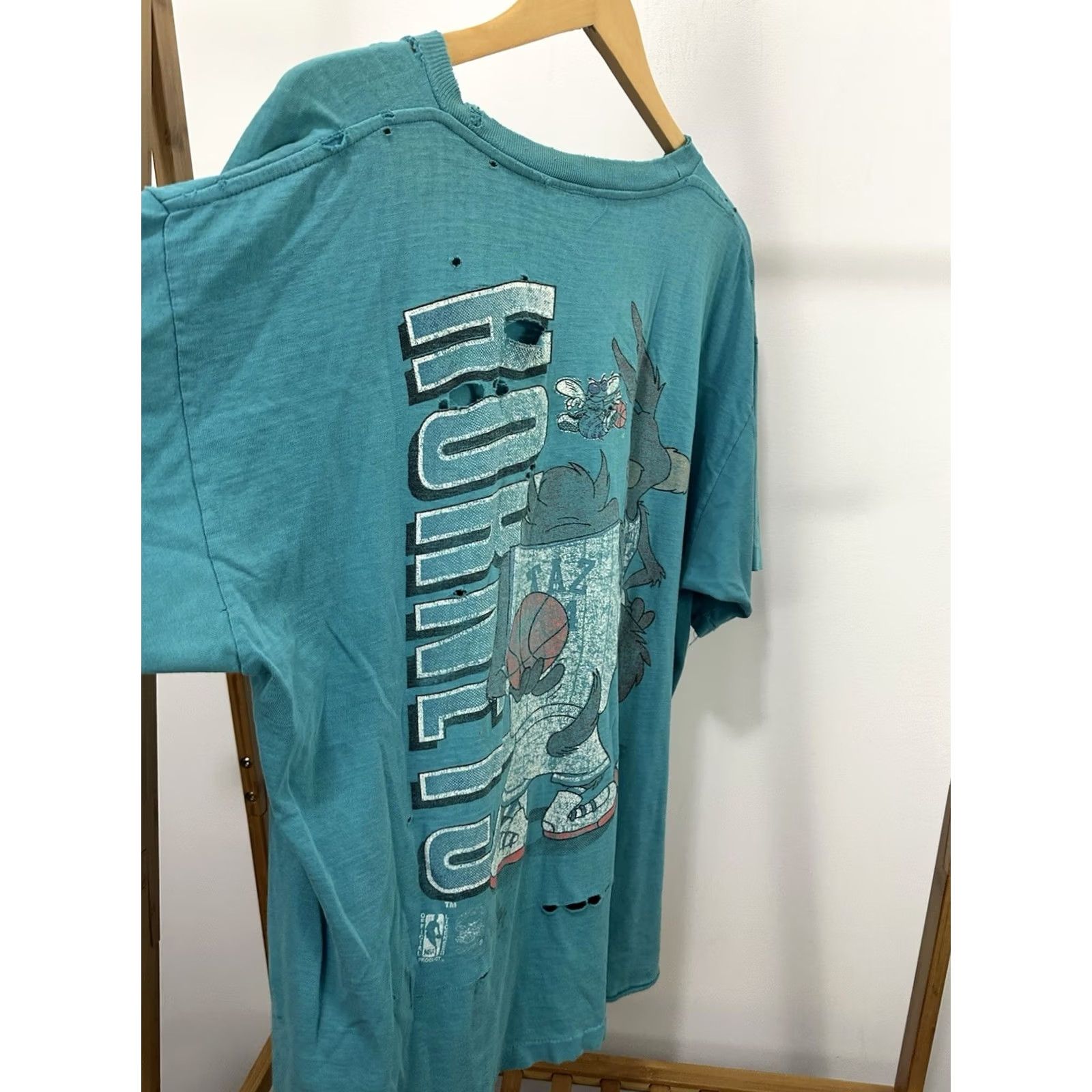 NBA VTG 90s Charlotte Hornets Taz Wile Looney Tunes NBA Distressed Worn Thrashed T-Shirt 2XL Teal Mens Size US XXL / EU 58 / 5 - 4 Thumbnail