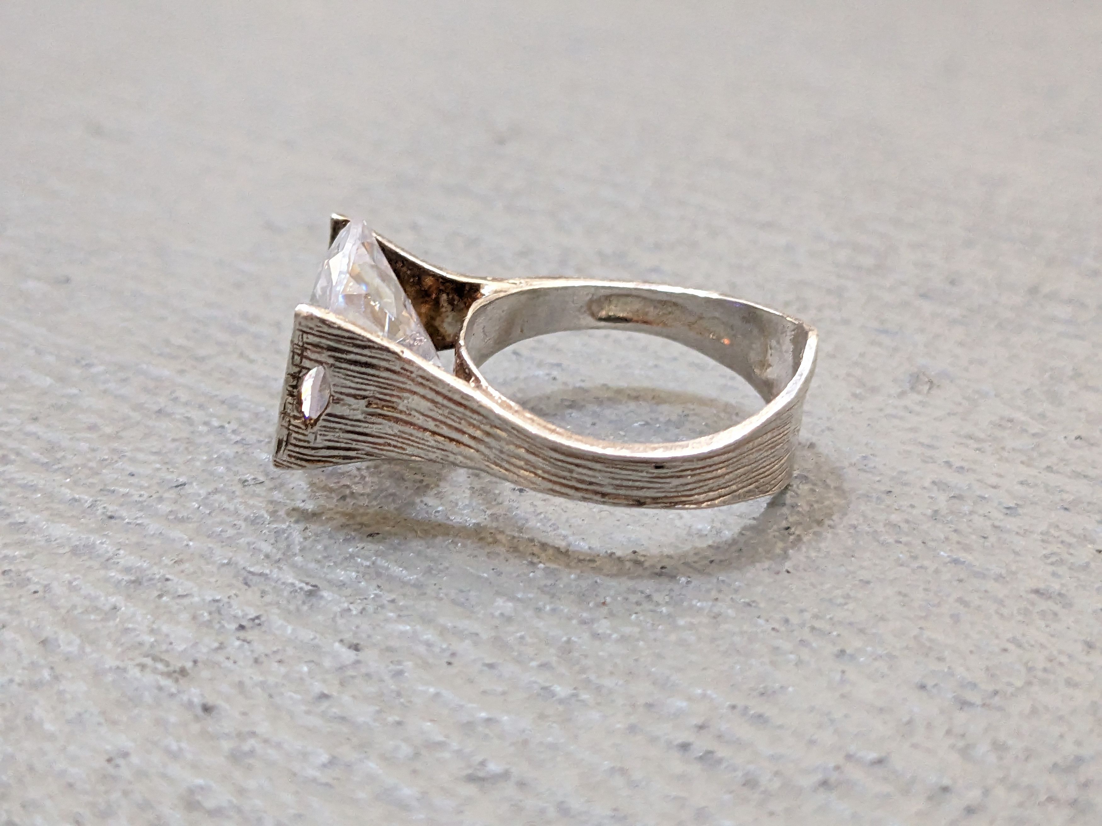 Jewelry Vintage Sterling Silver Ring Size 8 Modern Clear CZ Round Size ONE SIZE - 4 Thumbnail